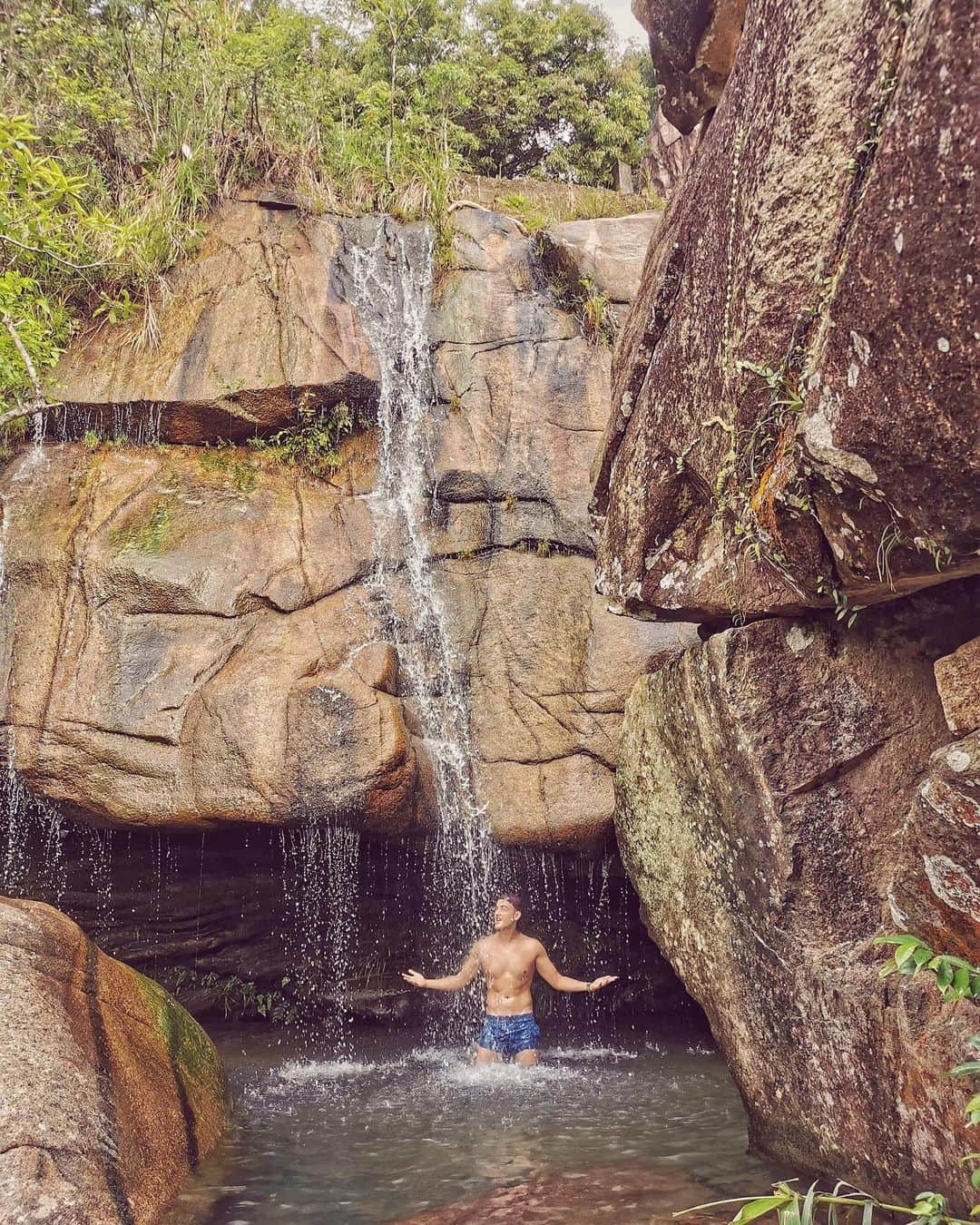 Kam Wai Suenのインスタグラム：「Another week end another waterfall ?  With all the public facilities and the gyms closed I had the opportunity to explore Hong Kong and discover more gems 😍 but soon I will have to keep the t-shirt on 😅 #waterfall #hkhiker #hkhiking #hikersofinstagram #hikingadventures #lifestyleblogger #hkkol #hkinfluencer #fitnesslifestyle #fitnessfun #explorehongkong #discoverhongkong」
