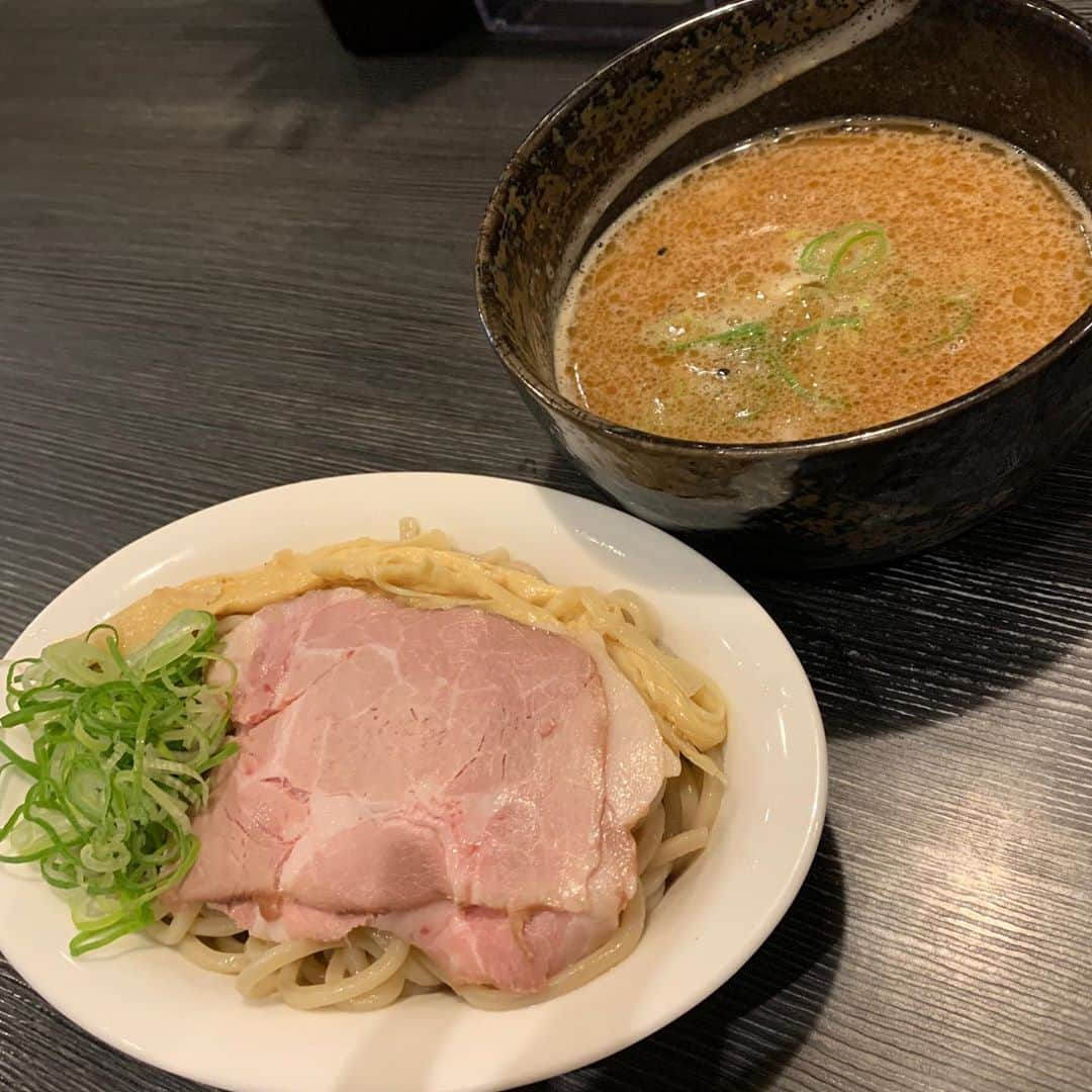 渡邉ひかるさんのインスタグラム写真 - (渡邉ひかるInstagram)「麺屋宗肉そば総本店　@ ときわ台 味たま肉まきそば　醤油 880円 ・ ・ ・ ・ ・ ただ今絶賛イメージガールをかけてshowroomイベントに参加している麺屋宗肉そば総本店に行こうと、ときわ台へ。 ・ 中目黒の方は以前伺ったことがあったのですが、ときわ台には初。 駅を降りて信号渡って結構すぐの場所に位置しているので 駅まで行ってしまえばアクセスは楽！ ・ 私は昼営業時間の終わる間際に駆け込みでお邪魔してきました。 お店はカウンター席のみ。 すでに2組のお客さんが。 メニューは1番人気ということで、味玉肉まきそばを選びました。 ・ 座って15分ほどで着丼。 具材は穂先メンマ、薄切り豚チャーシュー、ネギ、生姜、味玉。 生姜が結構たっぷり。 スープには生姜の香りが強く肉汁旨味が染みる清淡スープ。 チャーシューは百年さん同様ローストポークのしっとりとした舌触りの薄切りチャーシューが良い。 醤油の味が優しく付いた煮卵は、卵の旨味を引き立てている。 食べていると柚子の香りが時々ほのかに香るのもオシャレ。 麺はスープが絡みやすいしっとりとした舌触りのストレート麺。 味変で【にぼ酢】を入れると、味が引き締まって食欲があがる。 ときわ台店限定メニューでつけ麺もあるので、ぜひチェックしてみてくださいね！ ・ 土日祝は100円でご飯食べ放題！ 平日はお昼の2時まで無料で食べ放題でそれ以降は100円で食べ放題！ というお得情報も…！！！ ラーメンの時にライス付けたい方には嬉しいですよね！！ ・ ・ ・ ・ ・ ・ ⏰営業時間⏰ 11:30〜16:00 18:00〜22:00 ・ ・ ・ ・ ・ ・ ・ #Instagram  #instafood #ramen #ラーメン　#らーめん　#🍜　#ラーメン大好き #ラーメン大好き渡邉さん #らーめん部 #ラーメン女子 #ラーメン好きと繋がりたい #麺スタグラム　#清淡スープ　#醤油ラーメン #ときわ台　#麺屋宗肉そば総本店  #麺屋宗」9月4日 20時07分 - ramenwatanabe0215