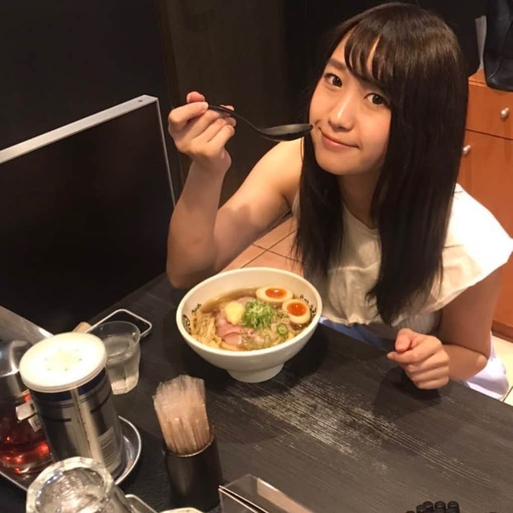 渡邉ひかるさんのインスタグラム写真 - (渡邉ひかるInstagram)「麺屋宗肉そば総本店　@ ときわ台 味たま肉まきそば　醤油 880円 ・ ・ ・ ・ ・ ただ今絶賛イメージガールをかけてshowroomイベントに参加している麺屋宗肉そば総本店に行こうと、ときわ台へ。 ・ 中目黒の方は以前伺ったことがあったのですが、ときわ台には初。 駅を降りて信号渡って結構すぐの場所に位置しているので 駅まで行ってしまえばアクセスは楽！ ・ 私は昼営業時間の終わる間際に駆け込みでお邪魔してきました。 お店はカウンター席のみ。 すでに2組のお客さんが。 メニューは1番人気ということで、味玉肉まきそばを選びました。 ・ 座って15分ほどで着丼。 具材は穂先メンマ、薄切り豚チャーシュー、ネギ、生姜、味玉。 生姜が結構たっぷり。 スープには生姜の香りが強く肉汁旨味が染みる清淡スープ。 チャーシューは百年さん同様ローストポークのしっとりとした舌触りの薄切りチャーシューが良い。 醤油の味が優しく付いた煮卵は、卵の旨味を引き立てている。 食べていると柚子の香りが時々ほのかに香るのもオシャレ。 麺はスープが絡みやすいしっとりとした舌触りのストレート麺。 味変で【にぼ酢】を入れると、味が引き締まって食欲があがる。 ときわ台店限定メニューでつけ麺もあるので、ぜひチェックしてみてくださいね！ ・ 土日祝は100円でご飯食べ放題！ 平日はお昼の2時まで無料で食べ放題でそれ以降は100円で食べ放題！ というお得情報も…！！！ ラーメンの時にライス付けたい方には嬉しいですよね！！ ・ ・ ・ ・ ・ ・ ⏰営業時間⏰ 11:30〜16:00 18:00〜22:00 ・ ・ ・ ・ ・ ・ ・ #Instagram  #instafood #ramen #ラーメン　#らーめん　#🍜　#ラーメン大好き #ラーメン大好き渡邉さん #らーめん部 #ラーメン女子 #ラーメン好きと繋がりたい #麺スタグラム　#清淡スープ　#醤油ラーメン #ときわ台　#麺屋宗肉そば総本店  #麺屋宗」9月4日 20時07分 - ramenwatanabe0215