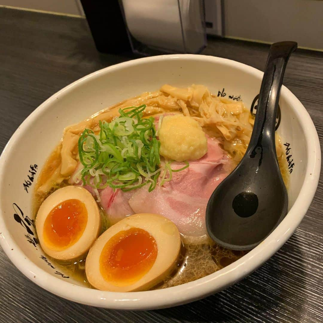 渡邉ひかるのインスタグラム：「麺屋宗肉そば総本店　@ ときわ台 味たま肉まきそば　醤油 880円 ・ ・ ・ ・ ・ ただ今絶賛イメージガールをかけてshowroomイベントに参加している麺屋宗肉そば総本店に行こうと、ときわ台へ。 ・ 中目黒の方は以前伺ったことがあったのですが、ときわ台には初。 駅を降りて信号渡って結構すぐの場所に位置しているので 駅まで行ってしまえばアクセスは楽！ ・ 私は昼営業時間の終わる間際に駆け込みでお邪魔してきました。 お店はカウンター席のみ。 すでに2組のお客さんが。 メニューは1番人気ということで、味玉肉まきそばを選びました。 ・ 座って15分ほどで着丼。 具材は穂先メンマ、薄切り豚チャーシュー、ネギ、生姜、味玉。 生姜が結構たっぷり。 スープには生姜の香りが強く肉汁旨味が染みる清淡スープ。 チャーシューは百年さん同様ローストポークのしっとりとした舌触りの薄切りチャーシューが良い。 醤油の味が優しく付いた煮卵は、卵の旨味を引き立てている。 食べていると柚子の香りが時々ほのかに香るのもオシャレ。 麺はスープが絡みやすいしっとりとした舌触りのストレート麺。 味変で【にぼ酢】を入れると、味が引き締まって食欲があがる。 ときわ台店限定メニューでつけ麺もあるので、ぜひチェックしてみてくださいね！ ・ 土日祝は100円でご飯食べ放題！ 平日はお昼の2時まで無料で食べ放題でそれ以降は100円で食べ放題！ というお得情報も…！！！ ラーメンの時にライス付けたい方には嬉しいですよね！！ ・ ・ ・ ・ ・ ・ ⏰営業時間⏰ 11:30〜16:00 18:00〜22:00 ・ ・ ・ ・ ・ ・ ・ #Instagram  #instafood #ramen #ラーメン　#らーめん　#🍜　#ラーメン大好き #ラーメン大好き渡邉さん #らーめん部 #ラーメン女子 #ラーメン好きと繋がりたい #麺スタグラム　#清淡スープ　#醤油ラーメン #ときわ台　#麺屋宗肉そば総本店  #麺屋宗」