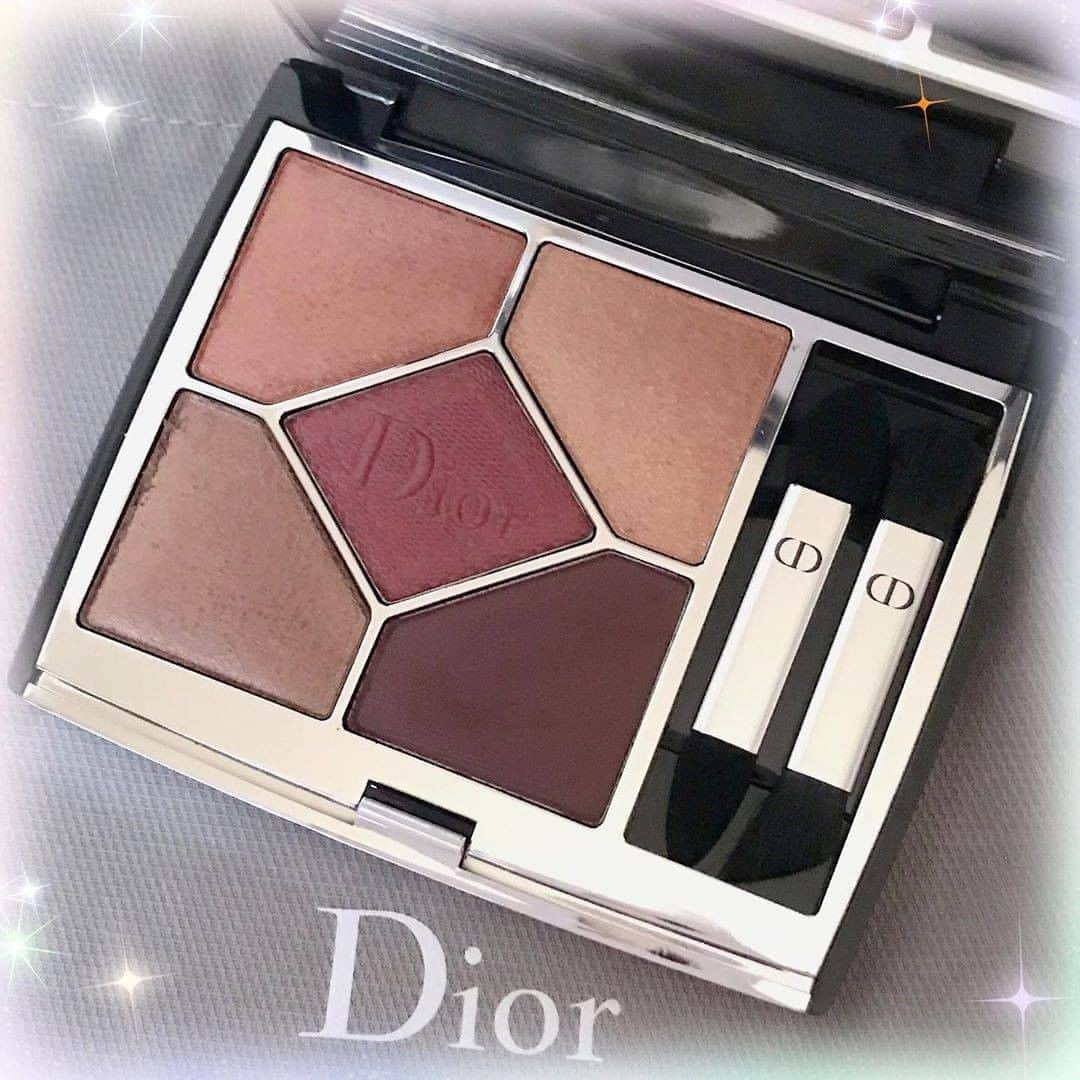 to buyさんのインスタグラム写真 - (to buyInstagram)「. ＼🍁Diorの新サンク 秋のレオパードカラー🍁／ . 8/7（金）より Diorのアイコン的アイシャドウ「サンク クルール」 が「サンク クルール クチュール」 として、リニューアルして登場しました！ @diormakeup . 「クチュール」の名の通り、Diorオートクチュールドレスの ランウェイルックからインスピレーションを得た 全13色の新カラーラインナップとなっています。 . 079 ブラック ボウ 159 プラム チュール 279 デニム 539 グラン バル 559 ポンチョ 579 ジャングル 649 ヌード ドレス 669 ソフト カシミア 679 トライバル 689 ミッツァ 769 チュチュ 859 ピンク コロール 879 ルージュ トラファルガー . 今回はその中から、特に秋の大定番カラーとして すでに大人気の、689 ミッツァを購入された @yukarin._.718さんの投稿をご紹介させていただきます✨ . ———————————————— ｡:°ஐ..♡*  ＊ ＊ #購入品 * * ✼••┈┈••✼••┈┈••✼••┈┈••✼••┈┈••✼ ❤Dior ✔サンク クルール クチュール 689 ミッツァ . ✼••┈┈••✼••┈┈••✼••┈┈••✼••┈┈••✼ * * 見た瞬間に、これだ♡と思った689 ミッツァ✨ 私の好きなカラーが全て揃っている捨て色なしパレット💓 アンバー・ブロンズ・コッパーの色調でフェミニンな魅力を際立たせるレオパード カラー 😘 . . このカラーは使いやすい色ばかりなので人気ありそう💕 . ...以前のサンクよりも、粉質がよくなった？？ 私はNEWサンクの方が、質感がなめらかで高発色＆高密着で好き💖 . 色々集めたい😘✨ : ———————————————— . to buyでは紹介するコスメや美容情報を募集中！ 素敵な投稿をアップしている方を リポストでご紹介させていただきます！ @tobuy_official か #tobuyコスメ をタグ付けしてくださいね💫 . . #コスメレビュー #コスメ好きさんと繋がりたい #メイク好きさんと繋がりたい #メイク好きな人と繋がりたい #美容好きな人と繋がりたい #美容好き #メイク #メイクアップ #メイク好き #コスメ #コスメ垢 #コスメ部 #コスメオタク #コスメマニア #コスメ大好き  #新作コスメ #アイメイク #アイシャドウ #シャドウ #Dior #ディオール #サンククルールクチュール #ミッツァ #デパコス #コスメ紹介 #コスメ購入品 #コスメレビュー #コスメレポ」9月4日 20時00分 - tobuy_official