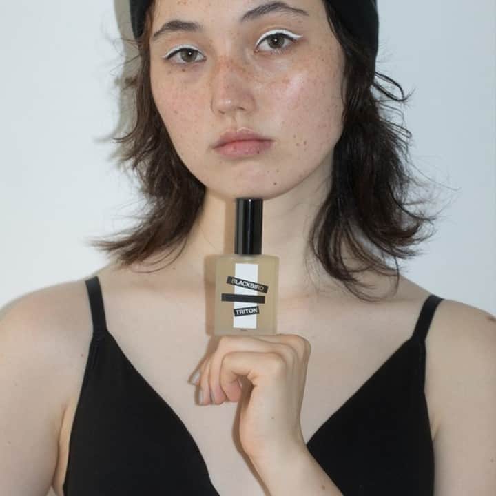 VOGUE GIRL JAPANさんのインスタグラム写真 - (VOGUE GIRL JAPANInstagram)「毎日肌に触れるもの、身に纏うだけで自信をくれるもの。そんな共通項が浮かび上がる香水とランジェリー。その新しい掛け合わせに挑戦してみよう✨連載第8回目は「ブラックバード」の香水”トリトン”と「カルバン・クライン」のランジェリーをピックアップ💜」9月4日 20時00分 - voguegirljapan