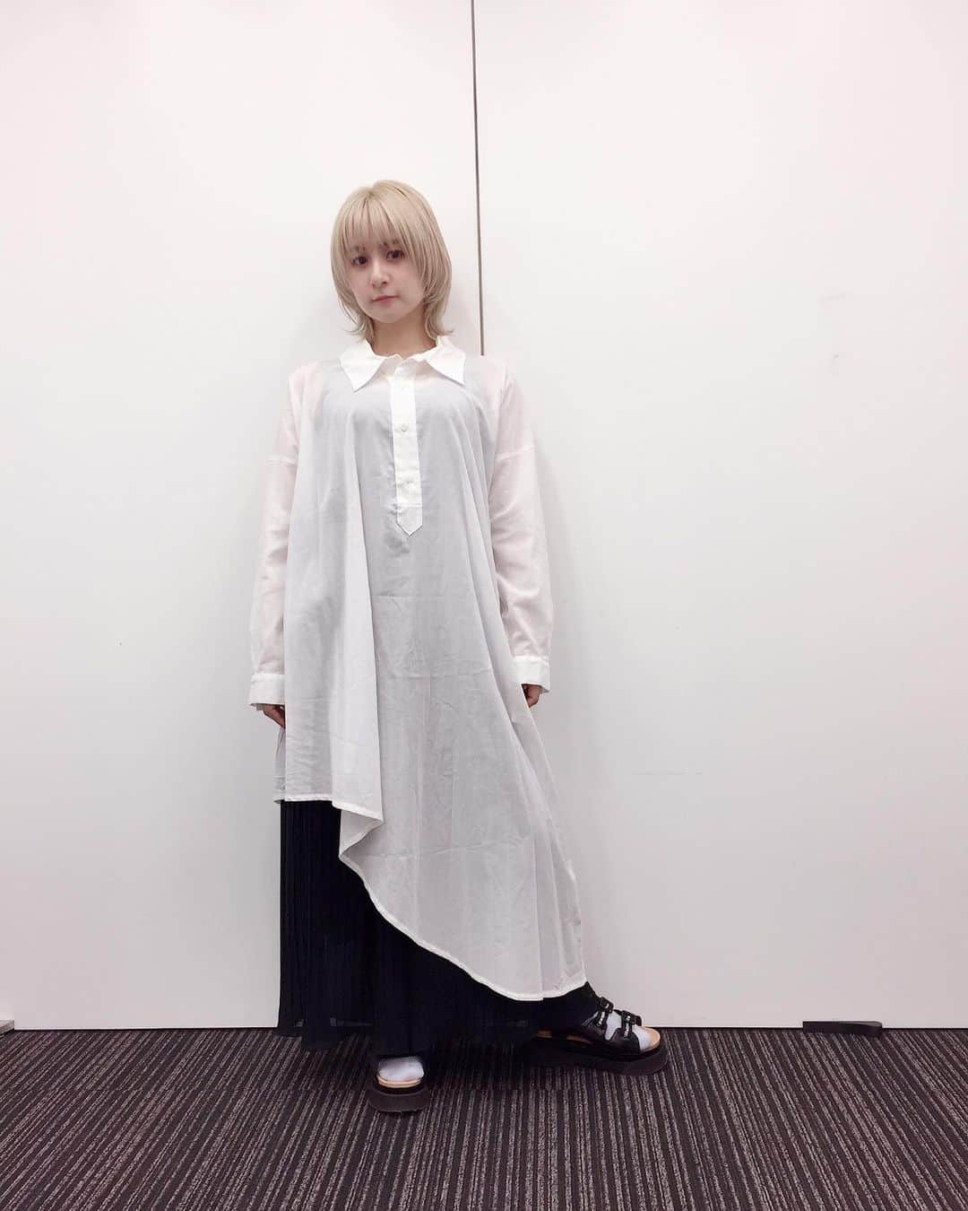 吉田有里のインスタグラム：「こないだの衣装▽▲﻿ ﻿ この白いシャツ﻿ あいみん(@aimin_official )がお誕生日プレゼントって﻿ くれたんです！！！﻿ LIMI feuのシャツ、流石あいみんセンス良い分かってる……🤦‍♀️🤦‍♀️﻿ 嬉しくてソッコー着ました。﻿ ﻿ ヨウジっぽくボトムスも合わせてみた〜〜﻿ あいみんありがとう❤︎❤︎﻿ ﻿ shirt:LIMI feu bottom:﻿LOWRYS FARM ﻿ #よしだふく #fashion #ootd﻿ #limifeu #lowrysfarm」