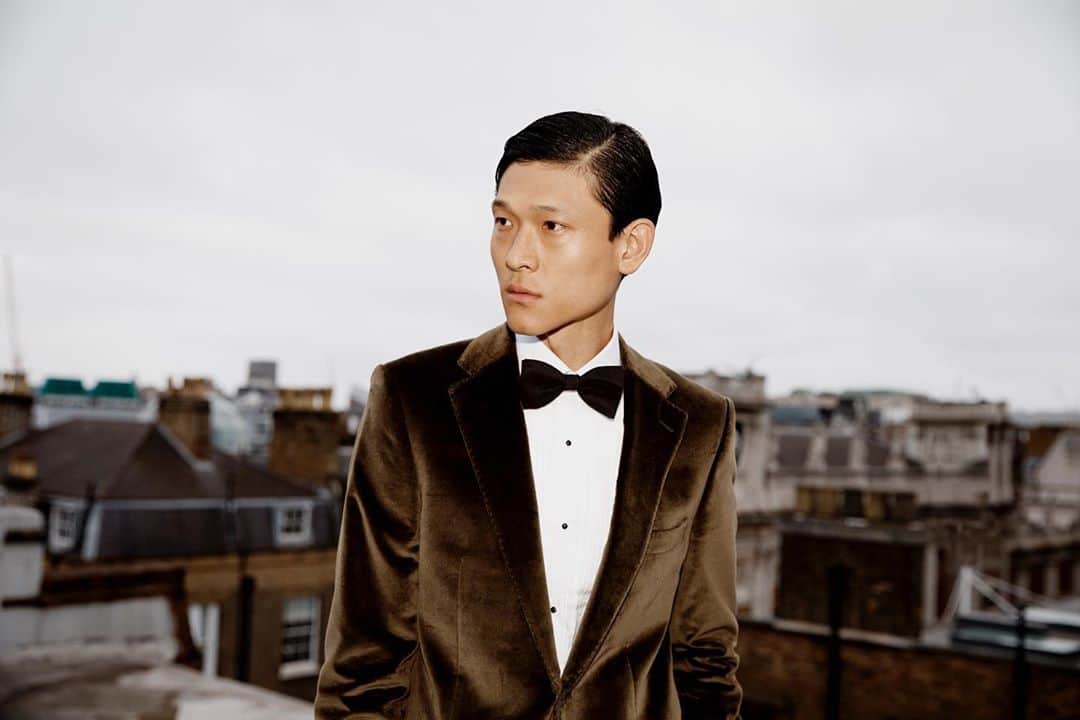 ギーブス&ホークスのインスタグラム：「AUTUMN WINTER COLLECTION In homage to the brand's British roots, the collection is geared to exemplify the wardrobe needs of contemporary gentlemen. . Photographer @charliecummings  Creative Director @daniel.kearns  Hair&Makeup @hayden_cassidy . #GievesandHawkes #SavileRow #GievesHawkes #No1SavileRow #AutumnWinter #suit」
