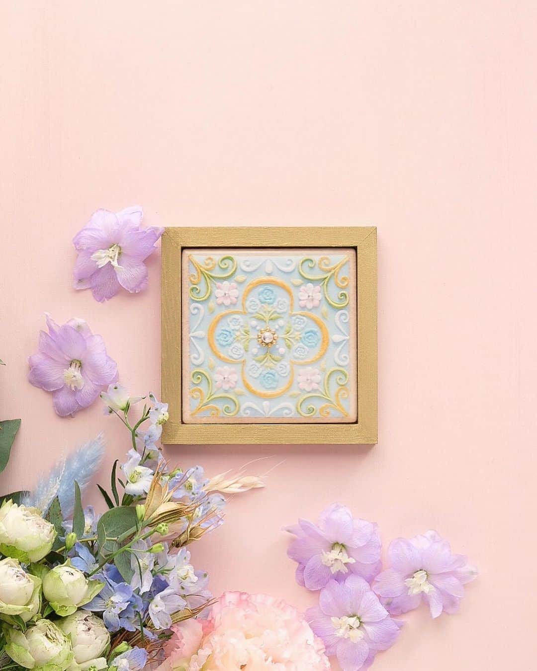 KUNIKAのインスタグラム：「Flower Garden Cookie Tile -Sunshine Blue-﻿ ﻿ 今回の撮影でお花をスタイリングしてくださった、フラワーアーティストのYUKIさん @plus_flower_2020 🌸﻿ ネイルアーティストのManaさん @manashika さんの投稿にたびたび素敵なお花が登場していて、この素敵なお花は一体どんな方が...?!と気になっていました。﻿ 今回どきどきしながらお声がけさせて頂いたところ、快くご協力してくださり...🥺🤍﻿ ざっくりなイメージをお伝えしただけで想像を遥かに超える素敵なスタイリングをしてくださいました🌸﻿ ﻿ YUKIさんは、初めましてなのにとても気さくに話してくださって、撮影も楽しく、新たな出会いがとても嬉しかったです🥰﻿ キッカケをくださったManaさんにも感謝です🤍﻿ ﻿ 発売は今夜9月4日(金)21:00〜オンラインショップにて。﻿ ▶︎https://kunika.theshop.jp﻿ ﻿ ※フレームは別売りになります。﻿ ﻿ ❃Special thanks❃﻿ Flower artist : YUKI @plus_flower_2020 ﻿ ﻿ #artofkunika」