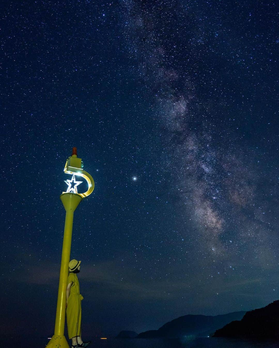 詩歩さんのインスタグラム写真 - (詩歩Instagram)「🌠﻿ ﻿ ﻿ 山口県周防大島の星空でselfie！﻿ 三脚×セルフタイマーを使って自撮りをしてみました✌﻿ ﻿ 先日アップした星空の写真でカメラの機種や設定の質問が多かったのでここでお答えします💡﻿ ﻿ 私はレンズは2本しか持ってないので、星空はいつもこの機材です🌟﻿ ﻿ ＜カメラ機材＞﻿ SONYα7Ⅱ @sonyalpha  TAMRON 17-28mm F2.8  @tamronjp  ﻿ そろそろ新しいカメラが欲しくなってきた…何がいいだろう…﻿ ﻿ ﻿ ＜設定＞﻿ ss 25秒／F2.8／ISO 100﻿ ﻿ 星空と電灯の組み合わせは難しい…﻿ もっとうまく撮れたはずだけど時間切れでした。ゆっくり星空写真の練習したいな〜〜誰か誘って下さいっ﻿ ﻿ ﻿ ﻿ 私の使っているカメラ機材は、過去にyoutubeでも紹介しています🎬﻿ プロフィール欄のURLからぜひみてね😊﻿ ↓﻿ 【カメラ機材】旅行で使っているカメラ機材15種ぜんぶ紹介します﻿ https://youtu.be/sRY9d3RoYS8﻿ ﻿ ﻿ ﻿ 🙏旅行を検討中の方へ﻿ 政府や自治体が発表している新型コロナウイルスの最新情報を確認しましょう！﻿ #withコロナ旅行 での感染対策についてはyoutubeに動画をあげています﻿ ﻿ ﻿ 📷 2020﻿ 📍星のビーチ／山口県 周防大島﻿ 📍Star beach／Yamaguchi Japan﻿ #suooshima #yamaguchi #shiho_suooshima #shiho_yamaguchi﻿ ﻿ ﻿ ﻿ ﻿ ﻿ ©Shiho/詩歩」9月4日 20時09分 - shiho_zekkei