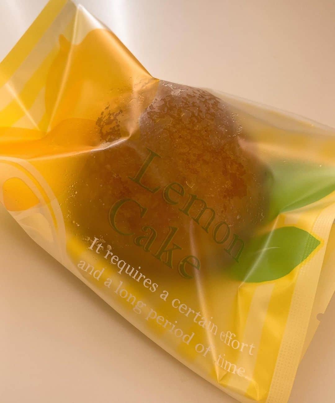 ERYさんのインスタグラム写真 - (ERYInstagram)「スイーツ好きの私が最も好きなチョコレートと公言しているルショコラドゥアッシュですが(一つ前の誕生日に頂いた物たち写真の中にも沢山あります)、銀座本店のサロンで「シャインマスカットのパルフェ」が期間限定で登場しているー！！！ という事で、久々にサロンへ。 赤ぶどうのジュレ、ショコラアイス、ルビーチョコレートのアイス、荒く砕いたクッキー、爽やかなヨーグルトクリーム、ホイップ、の上にたっぷりシャインマスカットが乗っています。 一人でゆっくりした時間を過ごせて本気で至福でした。 美味しすぎる。 チョコレートのアイス2種類なのに全く飽きずに最後までペロリですよ。 そして、先月からルショコラドゥアッシュの公式アンバサダーを募集しているとのお知らせを発見！ こ！れ！は！ 様々なPR案件をお断りさせていただいている中、これは自ら立候補したい！アンバサダー！ルショコラドゥアッシュ大好き！伝われこの想い！！！ #lechocoladeh  #ルショコラドゥアッシュ #lcdhアンバサダー募集  #シャインマスカットのパルフェ #スイーツコンシェルジュ #食べた後 #レモンケーキ も #お土産に購入 #帰ったら食べる #私の大好きなルショコラドゥアッシュ」9月4日 20時09分 - bass_ery