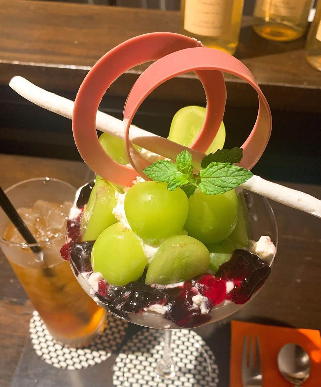 ERYさんのインスタグラム写真 - (ERYInstagram)「スイーツ好きの私が最も好きなチョコレートと公言しているルショコラドゥアッシュですが(一つ前の誕生日に頂いた物たち写真の中にも沢山あります)、銀座本店のサロンで「シャインマスカットのパルフェ」が期間限定で登場しているー！！！ という事で、久々にサロンへ。 赤ぶどうのジュレ、ショコラアイス、ルビーチョコレートのアイス、荒く砕いたクッキー、爽やかなヨーグルトクリーム、ホイップ、の上にたっぷりシャインマスカットが乗っています。 一人でゆっくりした時間を過ごせて本気で至福でした。 美味しすぎる。 チョコレートのアイス2種類なのに全く飽きずに最後までペロリですよ。 そして、先月からルショコラドゥアッシュの公式アンバサダーを募集しているとのお知らせを発見！ こ！れ！は！ 様々なPR案件をお断りさせていただいている中、これは自ら立候補したい！アンバサダー！ルショコラドゥアッシュ大好き！伝われこの想い！！！ #lechocoladeh  #ルショコラドゥアッシュ #lcdhアンバサダー募集  #シャインマスカットのパルフェ #スイーツコンシェルジュ #食べた後 #レモンケーキ も #お土産に購入 #帰ったら食べる #私の大好きなルショコラドゥアッシュ」9月4日 20時09分 - bass_ery