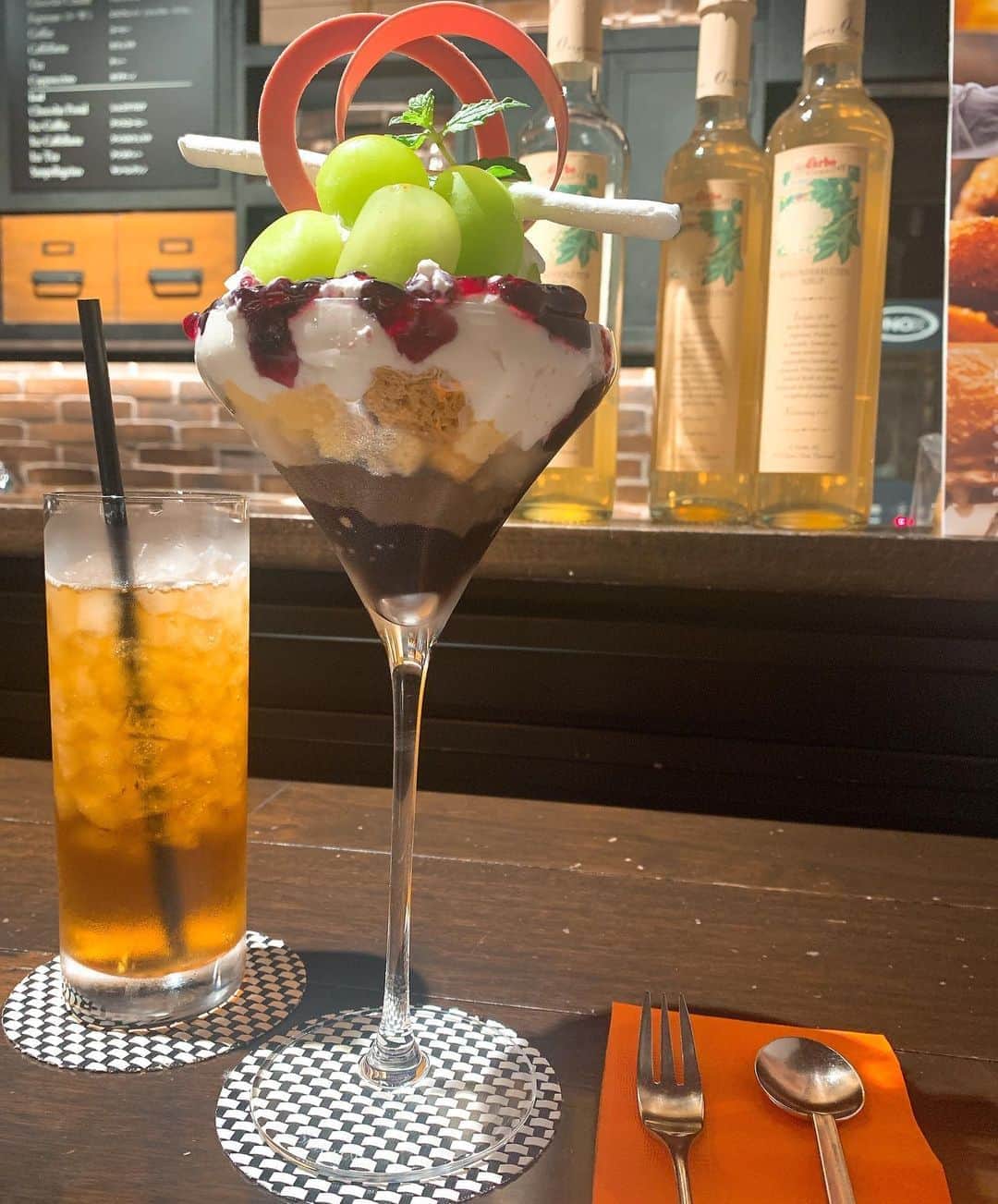 ERYさんのインスタグラム写真 - (ERYInstagram)「スイーツ好きの私が最も好きなチョコレートと公言しているルショコラドゥアッシュですが(一つ前の誕生日に頂いた物たち写真の中にも沢山あります)、銀座本店のサロンで「シャインマスカットのパルフェ」が期間限定で登場しているー！！！ という事で、久々にサロンへ。 赤ぶどうのジュレ、ショコラアイス、ルビーチョコレートのアイス、荒く砕いたクッキー、爽やかなヨーグルトクリーム、ホイップ、の上にたっぷりシャインマスカットが乗っています。 一人でゆっくりした時間を過ごせて本気で至福でした。 美味しすぎる。 チョコレートのアイス2種類なのに全く飽きずに最後までペロリですよ。 そして、先月からルショコラドゥアッシュの公式アンバサダーを募集しているとのお知らせを発見！ こ！れ！は！ 様々なPR案件をお断りさせていただいている中、これは自ら立候補したい！アンバサダー！ルショコラドゥアッシュ大好き！伝われこの想い！！！ #lechocoladeh  #ルショコラドゥアッシュ #lcdhアンバサダー募集  #シャインマスカットのパルフェ #スイーツコンシェルジュ #食べた後 #レモンケーキ も #お土産に購入 #帰ったら食べる #私の大好きなルショコラドゥアッシュ」9月4日 20時09分 - bass_ery