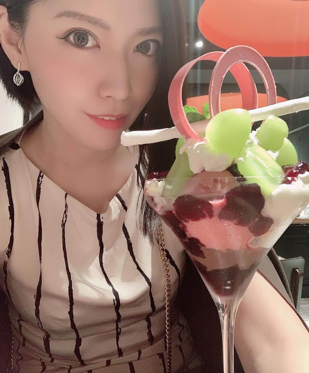 ERYさんのインスタグラム写真 - (ERYInstagram)「スイーツ好きの私が最も好きなチョコレートと公言しているルショコラドゥアッシュですが(一つ前の誕生日に頂いた物たち写真の中にも沢山あります)、銀座本店のサロンで「シャインマスカットのパルフェ」が期間限定で登場しているー！！！ という事で、久々にサロンへ。 赤ぶどうのジュレ、ショコラアイス、ルビーチョコレートのアイス、荒く砕いたクッキー、爽やかなヨーグルトクリーム、ホイップ、の上にたっぷりシャインマスカットが乗っています。 一人でゆっくりした時間を過ごせて本気で至福でした。 美味しすぎる。 チョコレートのアイス2種類なのに全く飽きずに最後までペロリですよ。 そして、先月からルショコラドゥアッシュの公式アンバサダーを募集しているとのお知らせを発見！ こ！れ！は！ 様々なPR案件をお断りさせていただいている中、これは自ら立候補したい！アンバサダー！ルショコラドゥアッシュ大好き！伝われこの想い！！！ #lechocoladeh  #ルショコラドゥアッシュ #lcdhアンバサダー募集  #シャインマスカットのパルフェ #スイーツコンシェルジュ #食べた後 #レモンケーキ も #お土産に購入 #帰ったら食べる #私の大好きなルショコラドゥアッシュ」9月4日 20時09分 - bass_ery
