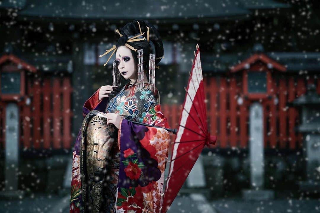 のインスタグラム：「﻿ ﻿ －雪降る夜に－﻿ ﻿ ﻿ Melancholy were the sounds on a winter’s night.﻿ ﻿ ﻿ ❦THANKS❦﻿ Photo editing/ @mikisauce_fineartphotography ﻿ ﻿ ﻿ #札幌モデル #被写体 ﻿ #花魁 #着物 #雪 ﻿ #portraitmodel ﻿ #oiran #kimono #snow ﻿ #jp_portrait部 #ポトレ撮影隊 ﻿ #japan_waphoto ﻿ #pasha_magazine ﻿ #Rox_Captures ﻿ #splus_cameraclub ﻿ #ig_bless_women ﻿ #gf_edits #stars__edit ﻿ #collabstream #edits_norge ﻿ #super_photoeditz ﻿ #photo_creation_silver ﻿ #godsofbando ﻿ #edit_lovers_united ﻿ #portrait_lovers_united ﻿ #dark_infinity #DarkBeauty ﻿ #sideway_glance_plus ﻿ #sideway_glance ﻿ #omatsu_oiran_kimono」