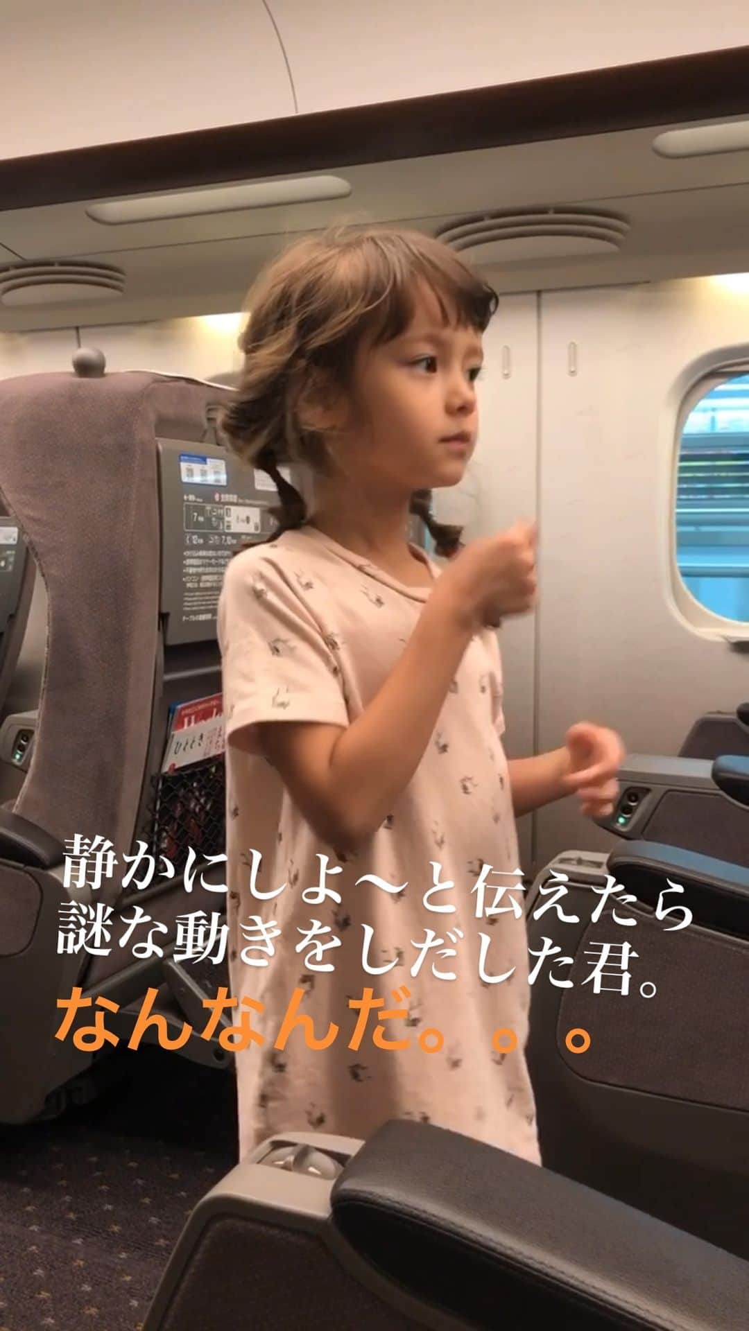 大桑マイミのインスタグラム：「なになに？　なんなの？w どうしたんだ。。。オリジナル手話。 伝えたいことはなんかわかるけど。。。。」