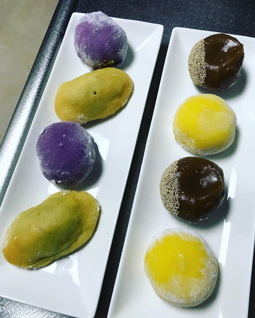 のインスタグラム：「まんげつさ〜ん🌕💦  　ベランダで初お月見しようと  用意したのに、雨だった件☔️😞  #えーん😭  #ベランダこれからウッドデッキに #diy好き  #照明好きと繋がりたい」