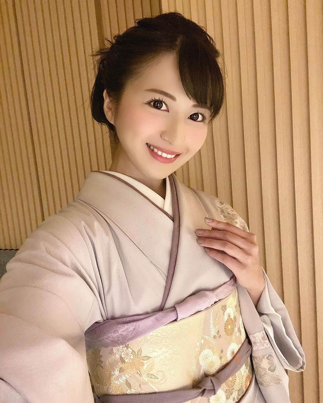 のインスタグラム：「👘🍁💕 𝑲𝑰𝑴𝑶𝑵𝑶　-𝒇𝒐𝒓 𝒕𝒆𝒂 𝒄𝒆𝒓𝒆𝒎𝒐𝒏𝒚- 京都のお茶会に参加してきました😊 . 着物コーディネートは初めてのグレー。 ポイントにくすみパープルを忍ばせて🙈💜 . 写真では見にくいですが 実は、帯紐には銀杏がひとひら🍂 ちょっとだけ秋意識してみました💓 . . この写真は夜、お部屋で撮ったものなので 次の次の投稿で全身の写真も載せますね🐶🍇 . . . 明日の朝は、和菓子クッキング投稿です😌✨ . . #京都 #アマン #アマン京都 #お茶会 #着物 #着物コーディネート #着物ヘア #着物女子 #和服 #グレーコーデ #京都観光 #京都旅行 #秋コーデ #パープルコーデ #着物好き #そうだ京都行こう #秋ですね #teaceremony #kimono #kyoto #kyotojapan #amankyoto #aman #amanresorts」