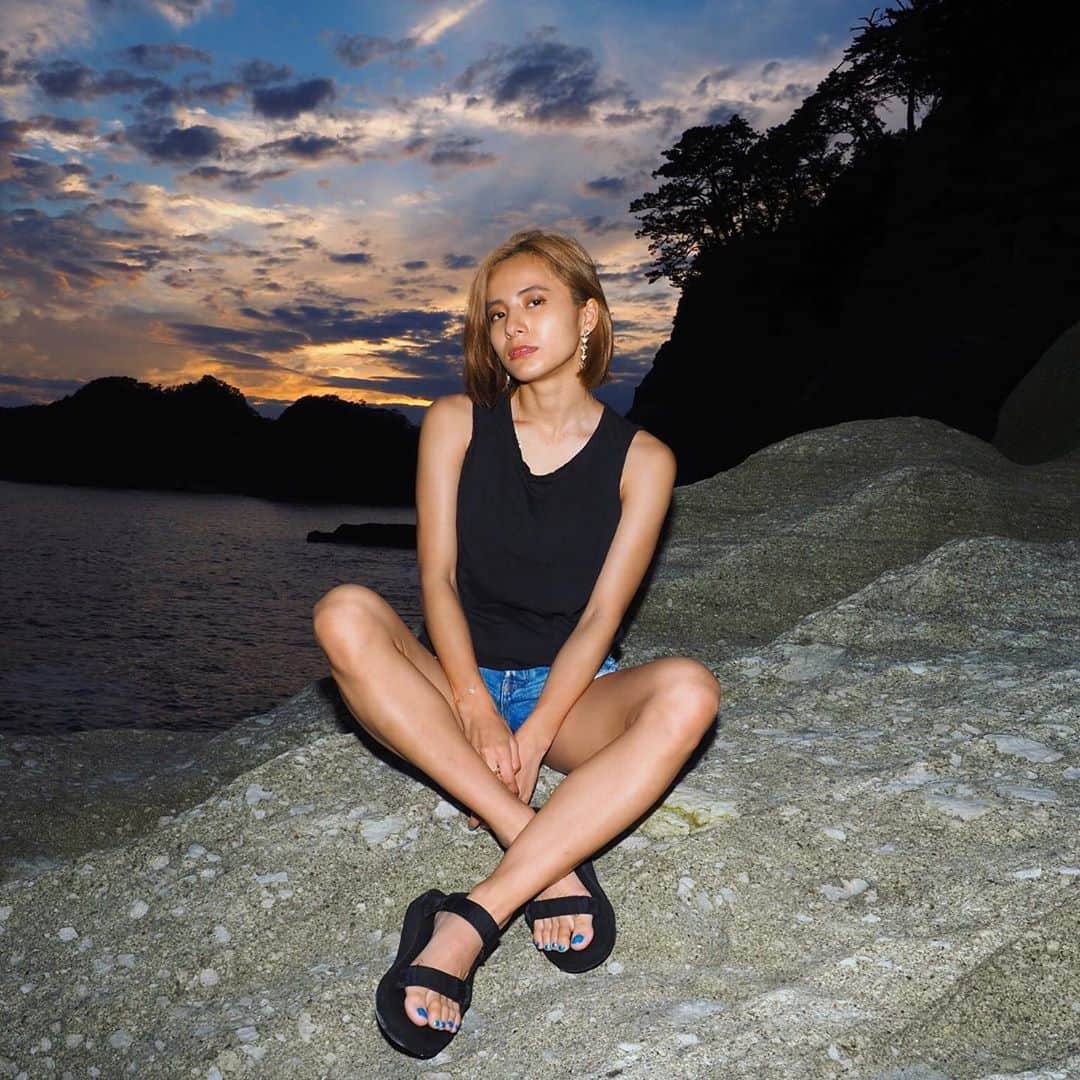 佐野千晃のインスタグラム：「夏まだ終わってなくない？ってぐらい暑いね🤤﻿ ﻿ がしかし雷雨が多くて怖い_(:3 ⌒ﾞ)_﻿ ﻿ #natural #healthy #good #gilrs #gilr #cool #cute #ooted #selfie #self #face #スポーツ女子 #スポーツ #ハワイ #笑顔 #ひまわり　#shooting #shoot  #work #model #撮影 #写真 #写りだけは良い #仕事 #好き #作品撮り #作品撮りモデル #モデル #カメラマンさん募集」