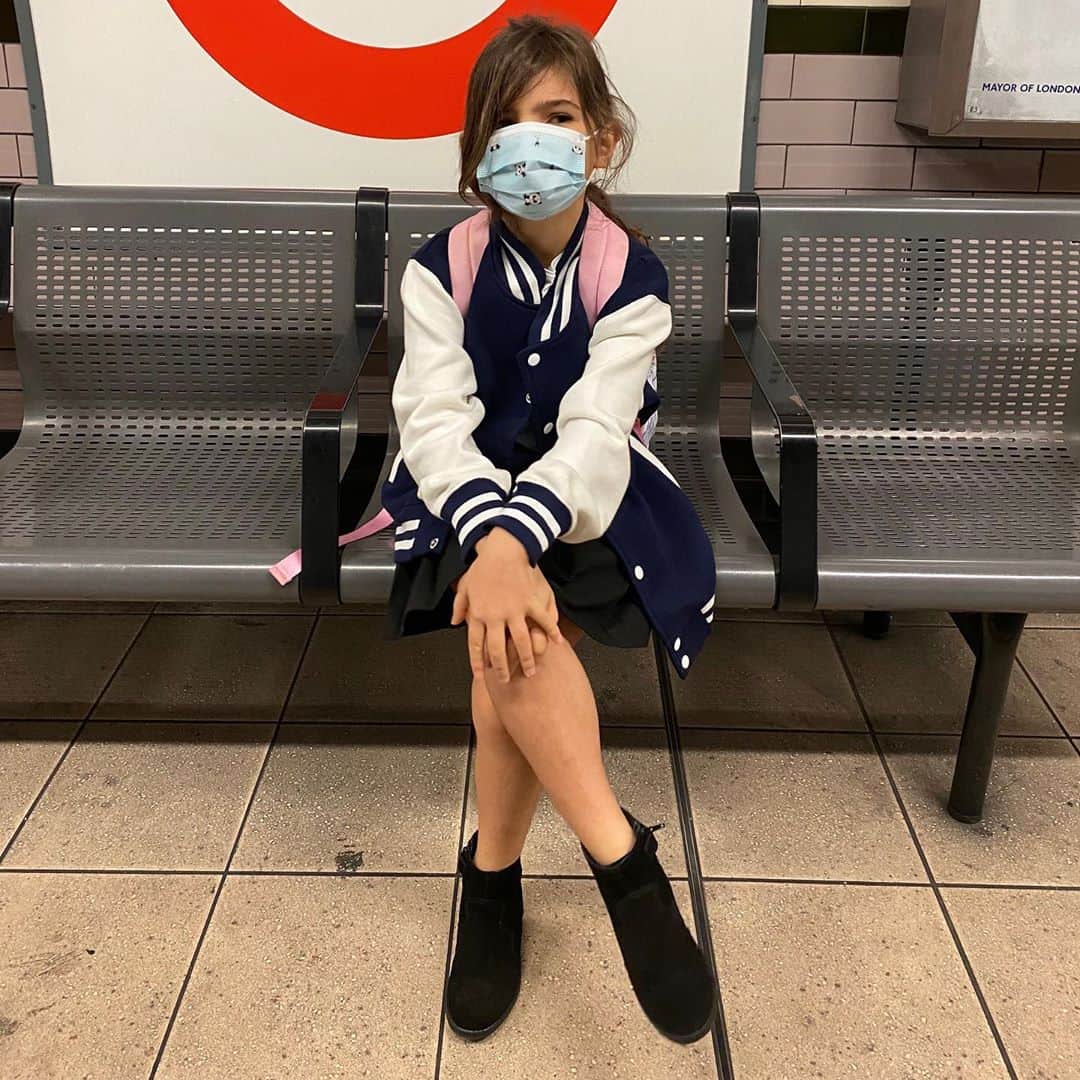 カリーヌ・ロワトフェルドのインスタグラム：「Front row attitude. Wonder where Romy got it from... @romyandthebunnies」