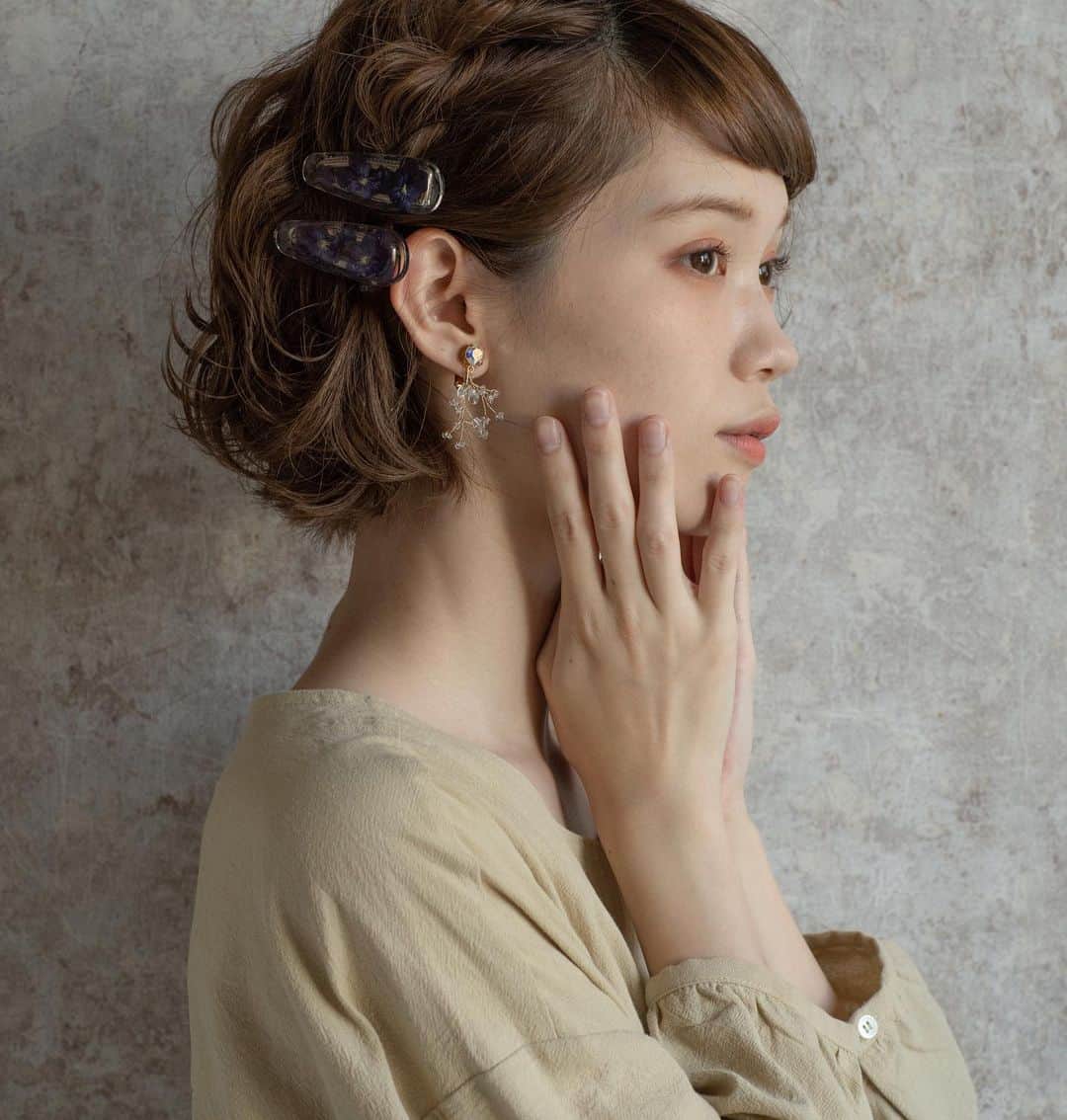 waco⭐️CHACOのインスタグラム：「new ビオラのクリップ&スワロ小枝のイヤリング  大人っぽい感じのさっくりとまるヘアクリップと透明感のある枝つきスワロイヤリング  model @_mura_hama  hair @eight_hair  photo eicou」