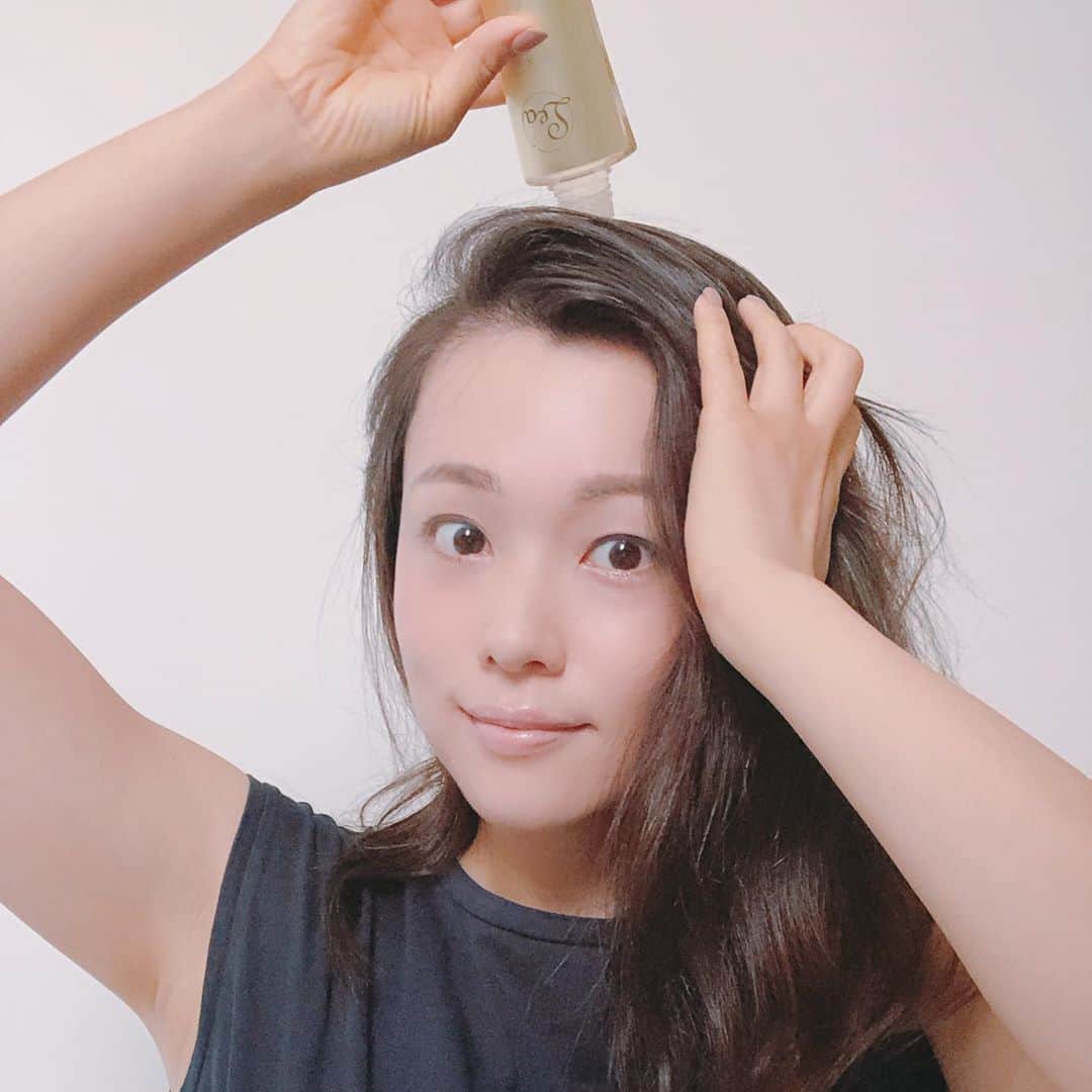 本田朋子さんのインスタグラム写真 - (本田朋子Instagram)「ヘアケア。 頭皮ケアも始めてみました。  #スカルプ #リフトアップ #Lea #johnmastersorganics  #product」9月4日 20時18分 - tomoko_honda_official_phonics