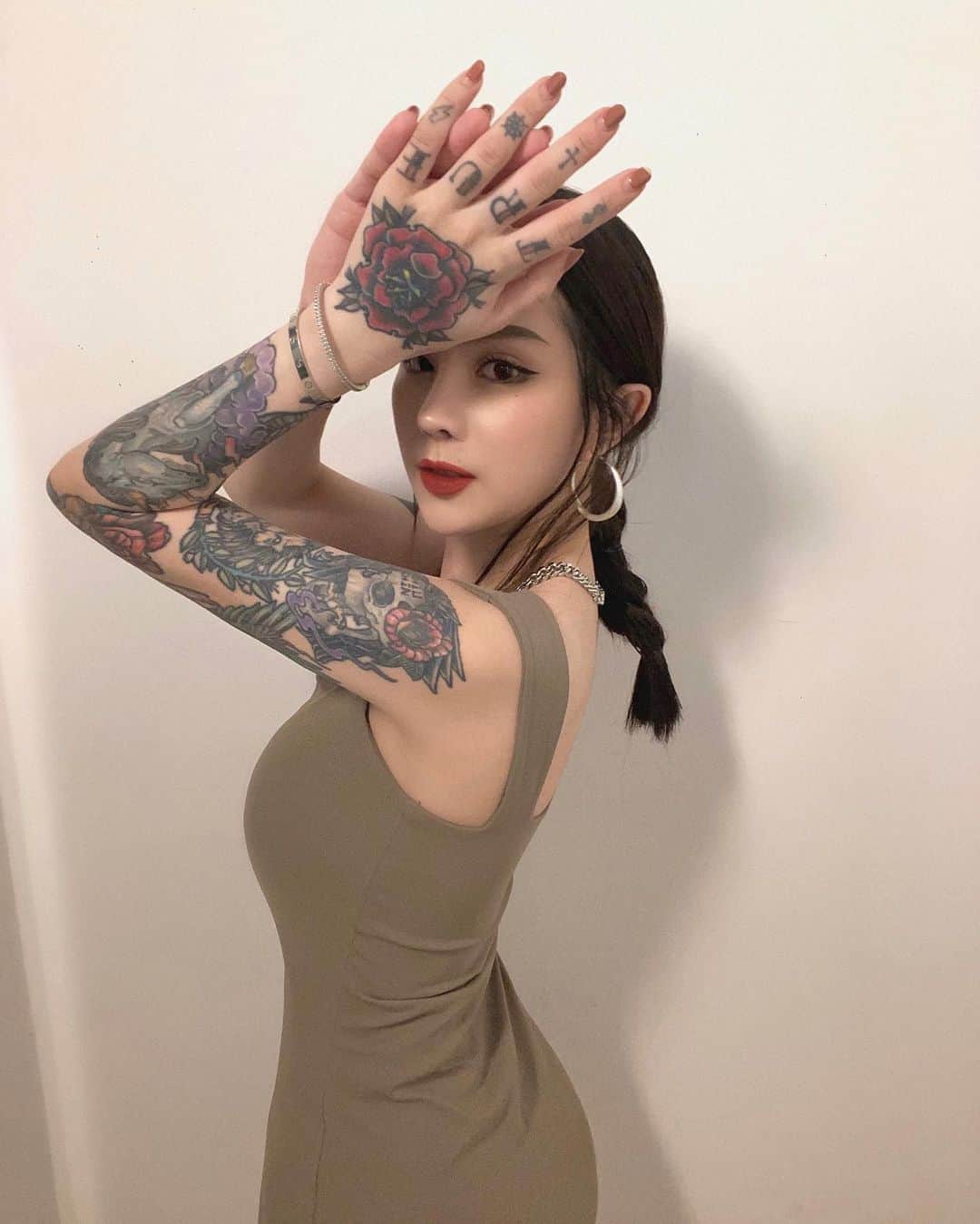 Abby Chenのインスタグラム：「Big hands😫 手真的有夠大 好吧顯臉小😂」