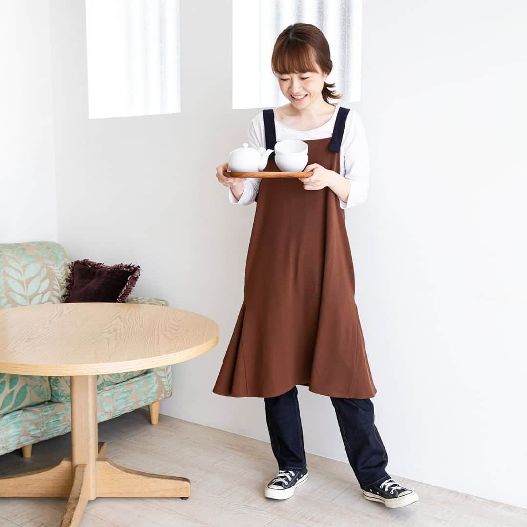 のインスタグラム：「. ＼新作ウェアやエプロンが入荷／ ＜特集＞秋に着たい、いつも服  --------------------------------- 暖かみを感じるニットエプロン ---------------------------------  やわらかなニット素材を使ったエプロンは、 暖かみのある生地感で伸縮性があり、 身体に程よくなじみます。 裾はフレアで女性らしい印象に。  ストンとしたストレートなシルエットなので、 身体のラインがすっきりと見えるのもポイント。  肩ひもはスナップ付きで、 取り外しが簡単で着脱もラクラクです。  裾の両側にフレアの切り替えをつけた 動きのあるデザインは、 身に着けるだけで元気に家事をこなせそうです。  --- ダブルニットチュニックエプロン　[7,000 円+税] 品番：HK0A8505（オンラインショップ商品コード：SAP-0365） ----  まだまだ暑い日が続く中、 気が付けば少しずつ日が短くなり、 秋の気配が感じられる今日この頃。 	 ふだんの着こなしに、秋らしい落ち着いたカラーや 季節を感じる生地などを取り入れて、 着心地よく、おうちのおしゃれを楽しみましょう。  ▼詳しくはプロフィールのリンクから @yutorino_kukan  #秋服 #ファッション #ウェア #新商品 #ワンピース #エプロン #デニム #いつも服 #おうち時間 #stayhome #ゆとりの空間 #オンラインショップ #栗原はるみ #栗原心平 #特集 #プレゼント #yutorino_kukan #yutorinokukan #gift #present」