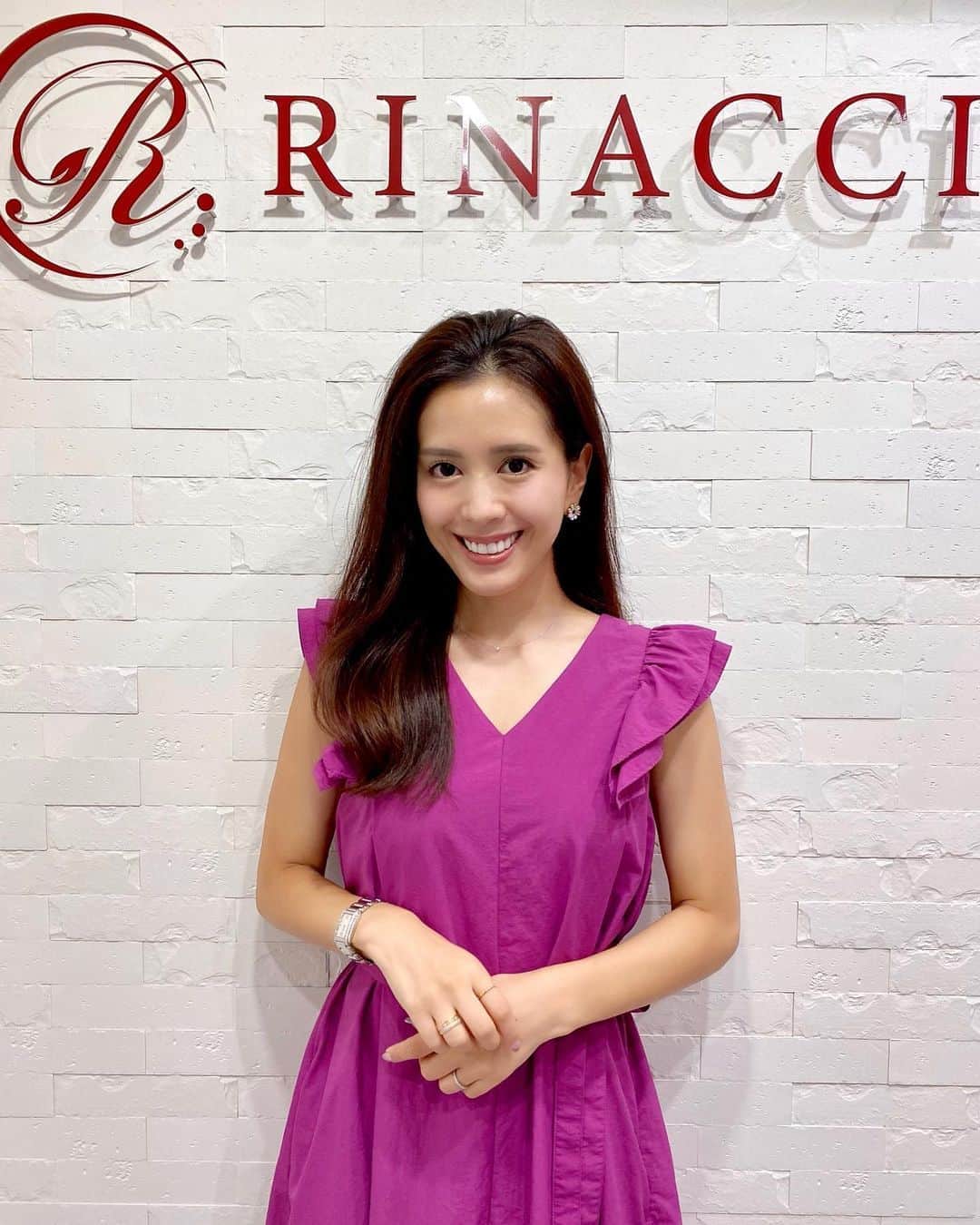 のインスタグラム：「. 久々にハイフしてきた〜👩🏽💓 . 恵比寿の「Rinacci(@rinacciebisu)」へ✨ ウルトラ3Dハイフでフェイスラインの引き上げ、 左右のお顔の凹凸を同じ高さにしてもらいました😌 . 施術時間たった30分で即効性がスゴイ‼️ フェイスラインがスッキリ、目もぱっちり✨ （動画を載せたのでスライドしてみてね👉） . それだけじゃなくハイフはお肌の調子も整えてくれるので、 翌日からお化粧のノリもすごく良い☺️💕 . トレーニングやエステで身体だけじゃなく お顔のお手入れにも最近は時間を使っています😊 . #Rinacci  #恵比寿  #恵比寿エステ  #恵比寿ハイフ #ハイフ  #pr  #恵比寿脱毛  #全身脱毛  #トリドリベース #美容習慣  #フェイスラインスッキリ」