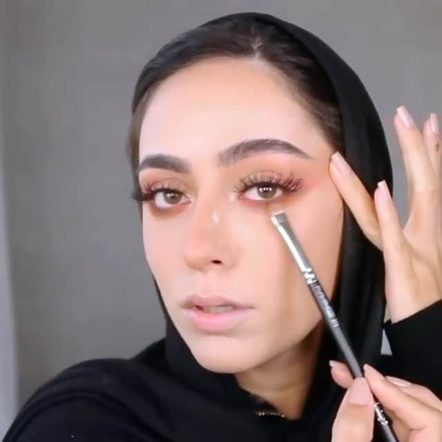 のインスタグラム：「She’s SO gorgeous!!! @dinalsharif 😍😍😍 What’s your makeup must-have? Let us know in the comments below ⠀⠀⠀⠀⠀⠀⠀⠀⠀ PRIME #hudabeautyglowcoco ✨ LIPS #hudabeautysilkbalm 💋」