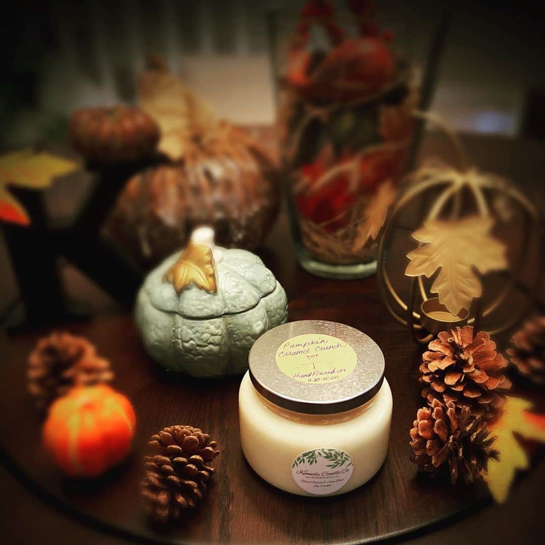 テヴィタ・フィフィタさんのインスタグラム写真 - (テヴィタ・フィフィタInstagram)「@kennedycandleco The Fall special drops today. Although this is not my scented candle this one of many candles in the fall line up that I labored over 😁. The candle photographed smells a like a cookie but it’s actually Pumpkin Caramel Crunch! Check out the site now! #pumpkinseason #fall」9月4日 20時22分 - tangaloanjpw