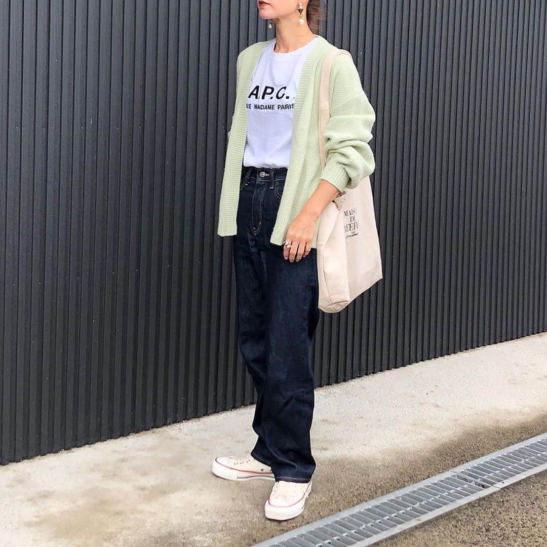 のインスタグラム：「9月4日(金) . . 秋物の新作がお買い得だったから早速着てみた♡ . チクチクするニットは肌がかゆくなるから嫌いだけどこれはもちもちニットで着心地よき🙆‍♀️ #鹿の子編みニットカーディガン @fifth_store  . 30%OFFクーポン出てたよ‪⸜‪‪☺︎‬⸝‬‪‪ . . #ワンマイルコーデ #fifth #fifthtl #フィフス #カジュアル #カーディガン #秋コーデ #fifthコーデ #kaumo_fashion #locari #ponte_fashion #mineby3mootd #mineプチプラ部 #おちびコーデ #おちびの輪 #低身長コーデ #平均身長コーデ #アラフォーコーデ #155センチコーデ #大人カジュアルコーデきれいめコーデ #大人カジュアルファッション #デニムコーデ」