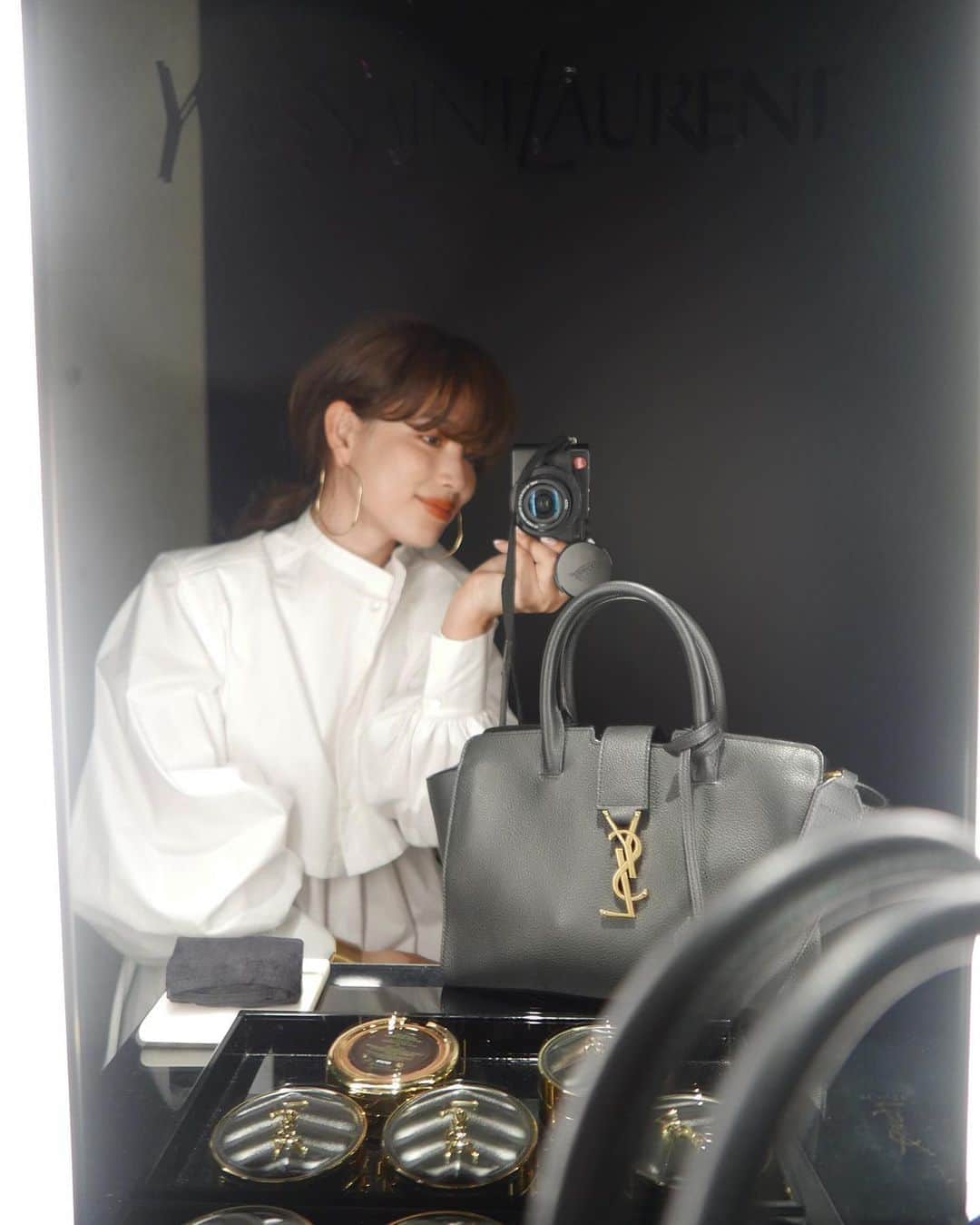 JUNNAのインスタグラム：「@yslbeauty  昨日のメイク  YSL #アンクルドポールクッション ナチュラルな肌ベースを作って  今は体が日焼けしているので首の端で色を見て貰って 普段の肌より少しダークトーンの25番に... 馴染んで自然な艶で早速スタメン入り🙌  リップは @addictionbeauty_official の マットリップを合わせました  ワンピースは 9月10日発売　@etretokyo の新作です ベージュとホワイトの2色展開  明日ベージュのワンピースもUPしますね😌 実はこのワンピース、ベストとワンピースのドッキング！ 別々に着ることもできるんです🙌最高  秋メイクはまたYouTubeでゆっくりやろうかなぁ🍂  #ysl #yslbeauty #YouTube#junnaYouTube#yslbag  #アディクション#ファンデーション#メイク動画 #ブラウン#リップ#クッションファンデ #コスメ#秋メイク #メイク#2wayレイヤードワンピース」