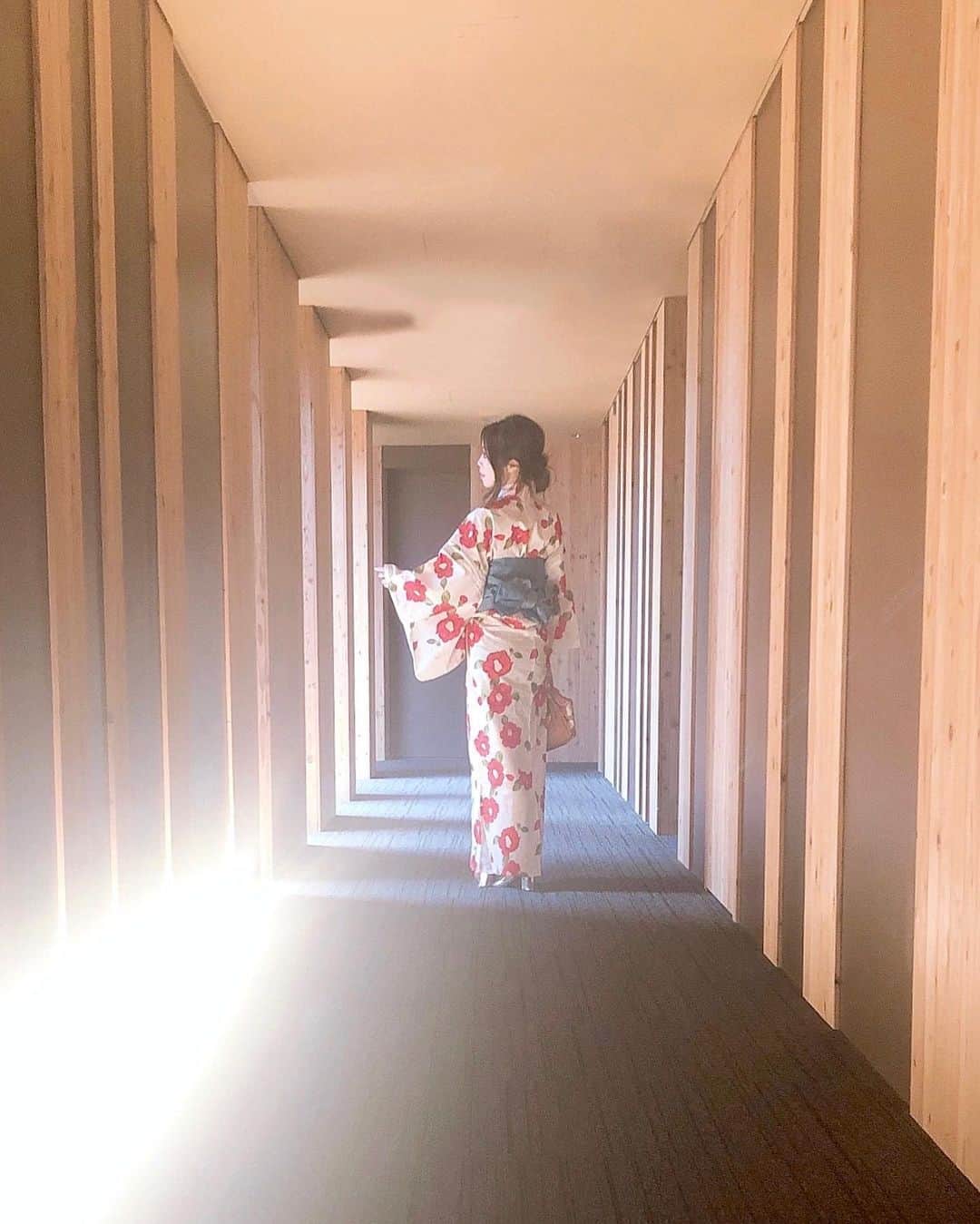 のインスタグラム：「セトレならまち🦌﻿ 〜お部屋編〜﻿ ﻿ ホテルに入った瞬間から木の香り🌳﻿ ﻿ これだけでもう癒しスイッチオンだけど﻿ お部屋もすごくステキでした😍﻿ ﻿ ﻿ 今回泊まらせていただいたお部屋は﻿ 和洋室　蘇芳﻿ ﻿ お部屋の中も木で囲まれていて﻿ あたたかみを感じます✨﻿ ﻿ ﻿ アメニティやコーヒーへのこだわりも素敵で﻿ さらにパジャマが柔らかくて軽くて最高🙈﻿ ﻿ ﻿ バルコニーからは﻿ 中庭テラスが見えるんだけど、﻿ ﻿ 中庭テラスにはホテル自家菜園の﻿ 「ならまちFARM」が🥕﻿ ﻿ ﻿ なんにもせずに﻿ バルコニーで緑を眺めながら﻿ 美味しいコーヒーを飲むって﻿ 幸せすぎでした☕️﻿ ﻿ ﻿ @setre_naramachi  ﻿ #奈良 #ならまち #セトレならまち﻿ #ホテル #travel #古都 #奈良公園﻿ #奈良観光 #浴衣 ﻿」