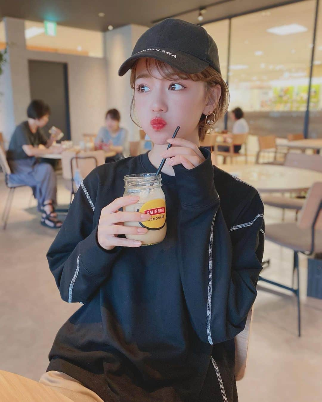 黒田真友香さんのインスタグラム写真 - (黒田真友香Instagram)「地元カフェでラフコーデ☕️ 雨で湿気もすごかったので 珍しくキャップ😂  この @titivatejp の　#デザインステッチ長袖tシャツ がゆるっとしてて可愛い〜🥺💓  明日はめちゃくちゃ久しぶりにあるところへ行きます🌍笑  #titivate #ティティベイト #titivatestyle #ad#fashion #ootd #outfit #code #coordinate #高身長コーデ#165cmコーデ#ショートカット#ショートヘア#スウェットコーデ」9月4日 20時26分 - kurodamayukaxx