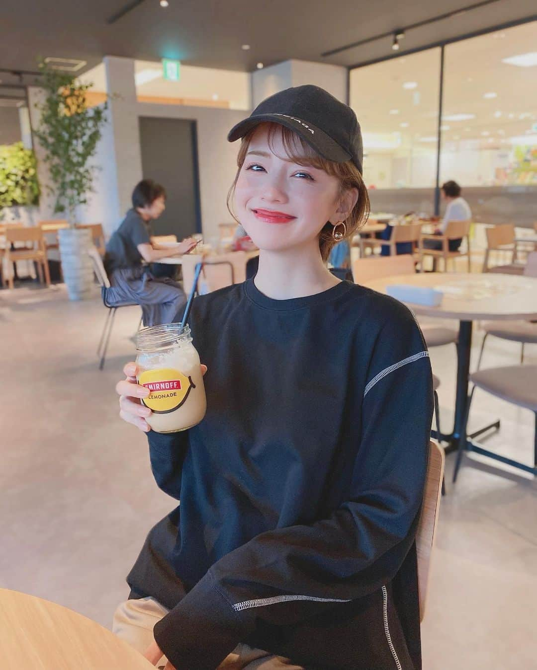 黒田真友香さんのインスタグラム写真 - (黒田真友香Instagram)「地元カフェでラフコーデ☕️ 雨で湿気もすごかったので 珍しくキャップ😂  この @titivatejp の　#デザインステッチ長袖tシャツ がゆるっとしてて可愛い〜🥺💓  明日はめちゃくちゃ久しぶりにあるところへ行きます🌍笑  #titivate #ティティベイト #titivatestyle #ad#fashion #ootd #outfit #code #coordinate #高身長コーデ#165cmコーデ#ショートカット#ショートヘア#スウェットコーデ」9月4日 20時26分 - kurodamayukaxx