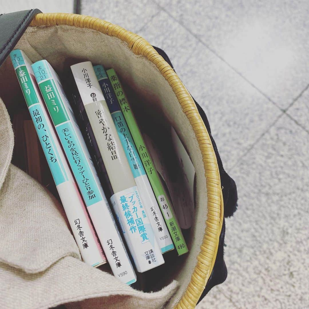 武田訓佳さんのインスタグラム写真 - (武田訓佳Instagram)「📚🤍 ・ ・ このまえ本棚を開いたら …なんか… 読みたい本がない！ ・ ってなって(なぜか定期的にくる波) ・ ・ そしたら今日、帰りに寄れた🤍 あ〜ほくほく💕 楽しみが増えました😍 ・ ・ 本ってはっきりと好みが出ると思うから あんまり人におすすめしないんやけど 益田ミリさんの旅エッセイは いろんな人に勧めてる😋 ・ 小川洋子さんの「博士の愛した数式」は ずっとずっと好きな作品。映画も愛おしくて好き。 ・ ・ ・ #📚 #好きな作家さんの本 #爆買い #小川洋子 さん #密やかな結晶 #口笛の上手な白雪姫 #薬指の標本 #益田ミリさん #最初の_ひとくち #美しいものを見に行くツアーひとり参加 #目当ては1冊 #気付けば5冊 #さらに鞄には読みかけが1冊 #紙袋代ケチったら鞄引きちぎれるか思た #😇 #たけだの日常 #たけだの秋 #読書の秋」9月4日 20時27分 - kunika0117