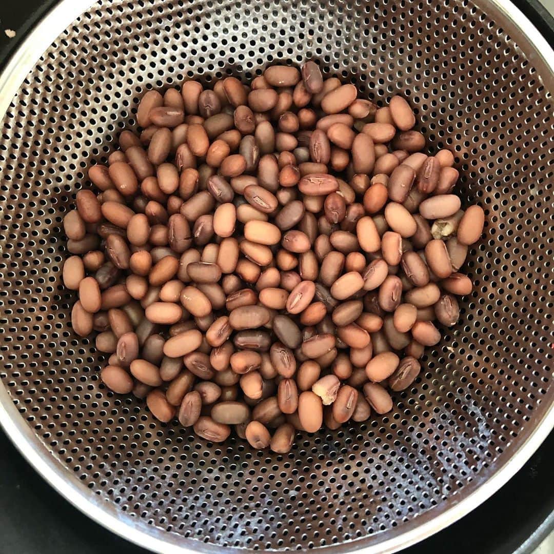 吉原珠央さんのインスタグラム写真 - (吉原珠央Instagram)「小豆からの手作り羊羹♫  あんこ好きな私と息子が、『ためしてガッテン！』で小豆特集を見たとき、「明日、小豆を買いに行こう！」となりました😊  小豆を茹でるだけで手間がかかるとばかり思っていたのですが…  なんと16時間ほど水につけて吸水すれば、あとは強火で沸騰後、弱火で15分ほどで小豆がふっくら美味しく茹で上がる‼️   という、簡単な方法を紹介してくれていました（ありがたい情報）ぜひ、ご興味のある方は番組サイトでチェックされてみてくださいね✏️  少しだけアレンジして、茹で汁に、てん菜糖とゼラチンでプルプル羊羹を作りました♡  プルンプルン🥄で甘みも上出来！自画自賛（笑）  ちなみに、小豆は良質なタンパク質、食物繊維（ゴボウの3倍とか）、ポリフェノールが含まれている栄養の宝庫。  5歳の息子は小豆を食べて筋肉モリモリになりたいそうです🤣  #小豆 #羊羹 #水羊羹 #あんこ  #あんこ好き」9月4日 20時28分 - tamaoyoshihara