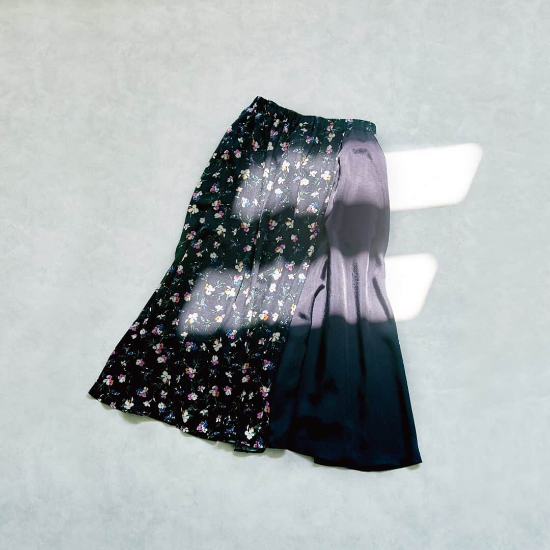 kumikyokuさんのインスタグラム写真 - (kumikyokuInstagram)「新しい季節を彩る、組曲の秋スカート﻿ ﻿ 「マルチフラワーコンビスカート」﻿ ﻿ 華やかなマルチフラワープリント×﻿ 光沢のある無地とのドッキングスカート。﻿ ﻿ 広がりすぎない落ち着いた﻿ 大人シルエットのスカートは﻿ クラシカルな﻿ バンドカラーチュニックブラウスを合わせると﻿ クリーンでキレイ目な印象。﻿ ﻿ パーカーを合わせて﻿ カジュアルダウンさせても﻿ コーデがきまるスカートです。﻿ ﻿ ウエストがゴムデザインなので﻿ イージーな穿き心地も嬉しいポイント！﻿ ﻿ SKIRT:﻿ （10月中旬店頭発売予定）﻿ ［SKWXBW0406］￥16,000＋tax﻿ ﻿ ［商品番号］検索方法﻿ S（小さい）サイズのお客様：WX→W2に変更﻿ L（大きい）サイズのお客様：WX→WLに変更﻿ ※レギュラーサイズのページからもリンクにてご覧いただけます。﻿ ﻿ ◆ONLINE STORE（https://crosset.onward.co.jp/shop/kumikyoku/）で、ご自宅でのShoppingも、ぜひお楽しみくださいませ。﻿ ﻿ ☆☆気に入った投稿は保存してくださいね☆☆﻿ ﻿ #組曲 #kumikyoku #オンワード樫山 #フレンチカジュアル #フレンチコーデ #autumncollection#初秋コーデ #秋コーデ #大人フェミニンコーデ #通勤コーデ #オンラインコーデ #カジュアルコーデ #マルチフラワーコンビスカート#フラワープリントスカート#彩りスカート #着映えスカート #バンドカラーチュニックブラウス #パーカーコーデ #組曲スタッフ #組曲コミュニケーター #kumikyoku_communicators #スタッフコーディネート #スタッフ一押し #onwardcrosset」9月4日 20時30分 - kumikyoku_jp