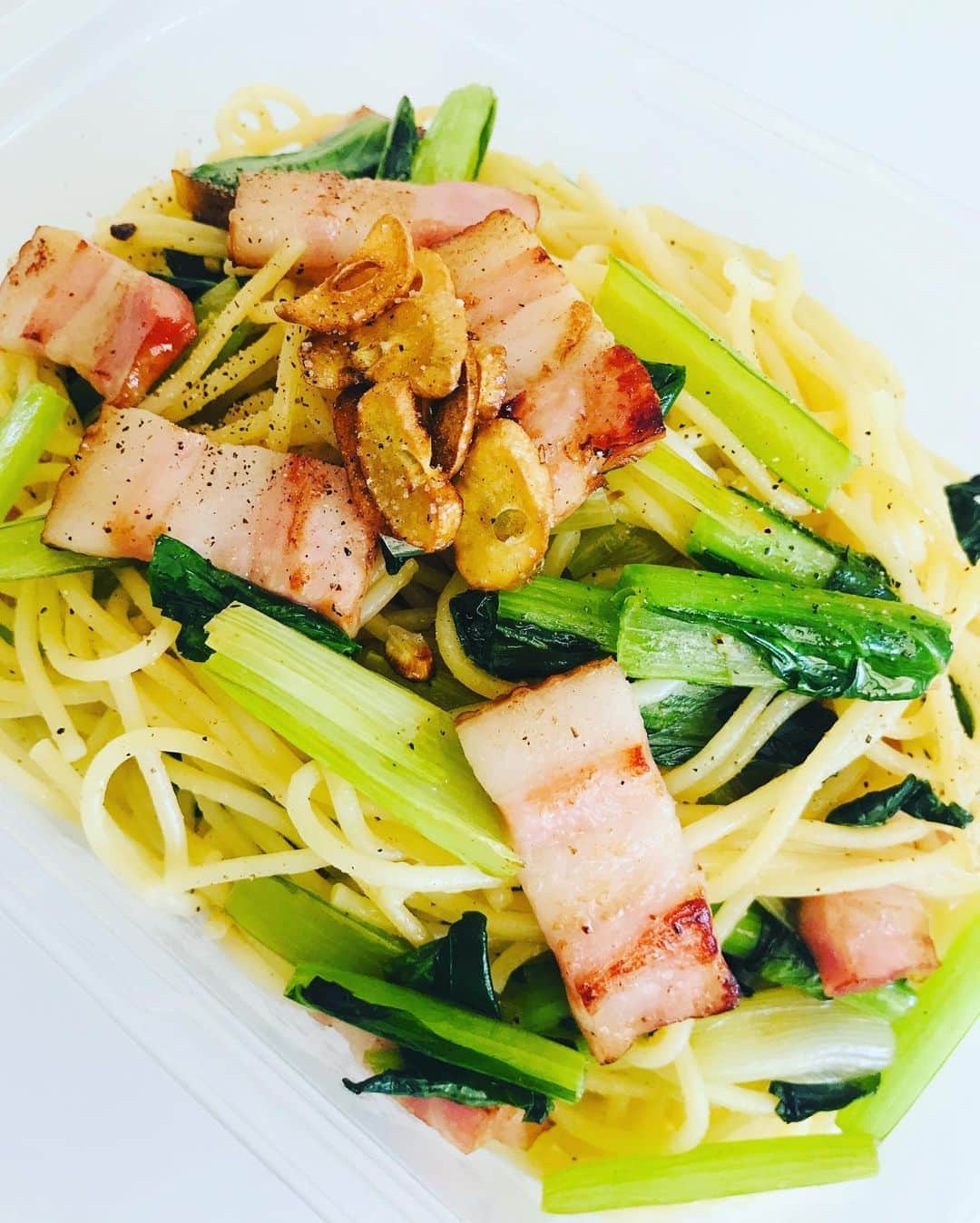 吉岡美穂のインスタグラム：「1週間の最後の金曜日は長男のリクエスト弁当。  ベーコンと小松のガーリックパスタの大盛り🍝弁当でした。 献立を考えられない時は食べたいもののリクエストを聞いて作ることにしています^ ^ お互いに嬉しい⭐️  それに、パスタは楽です。  😄あっという間にお弁当完成。 オリーブオイルを少し控えめにして、出来上がったパスタの上にオメガ3オイルをかけました☺️ サプリメントキライな長男… なのでこっそり内緒で栄養＋😋  そして、明日から二日間はお弁当お休みです。 いつもインスタを見てくださったり、コメントをくださる皆さまも、良い週末をお過ごしくださいね^ ^  ※あ、今日は素敵な場所に行ってきたのでまとめたら写真アップしますね^ ^  #中学生男子タッパー弁当 #スパゲティー弁当 #黒胡椒多めが好みです。」