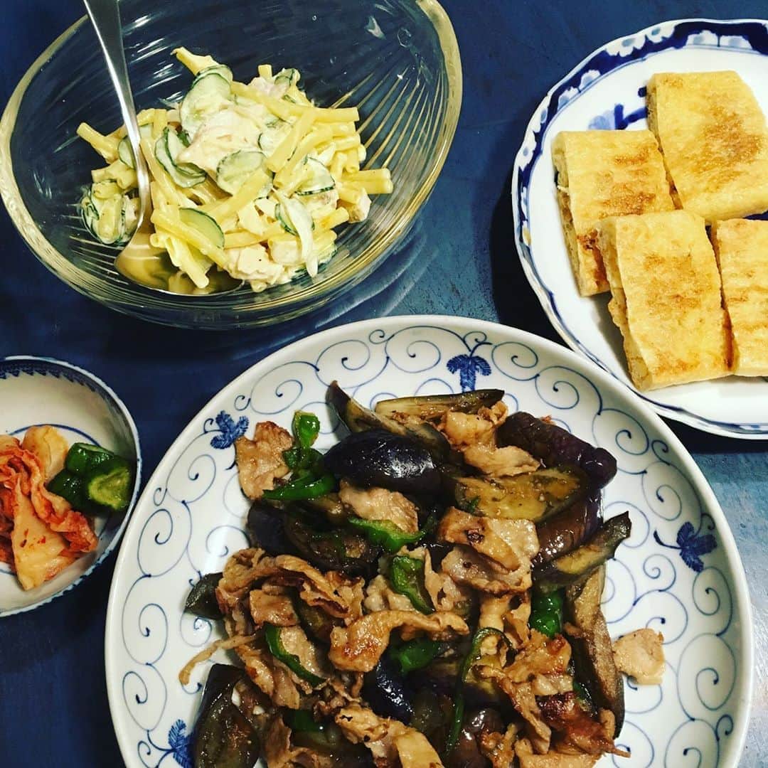 井上荒野のインスタグラム：「ザ ・お惣菜という感じの夜ごはん。茄子と豚肉醤油炒め、油揚げの中は納豆。」