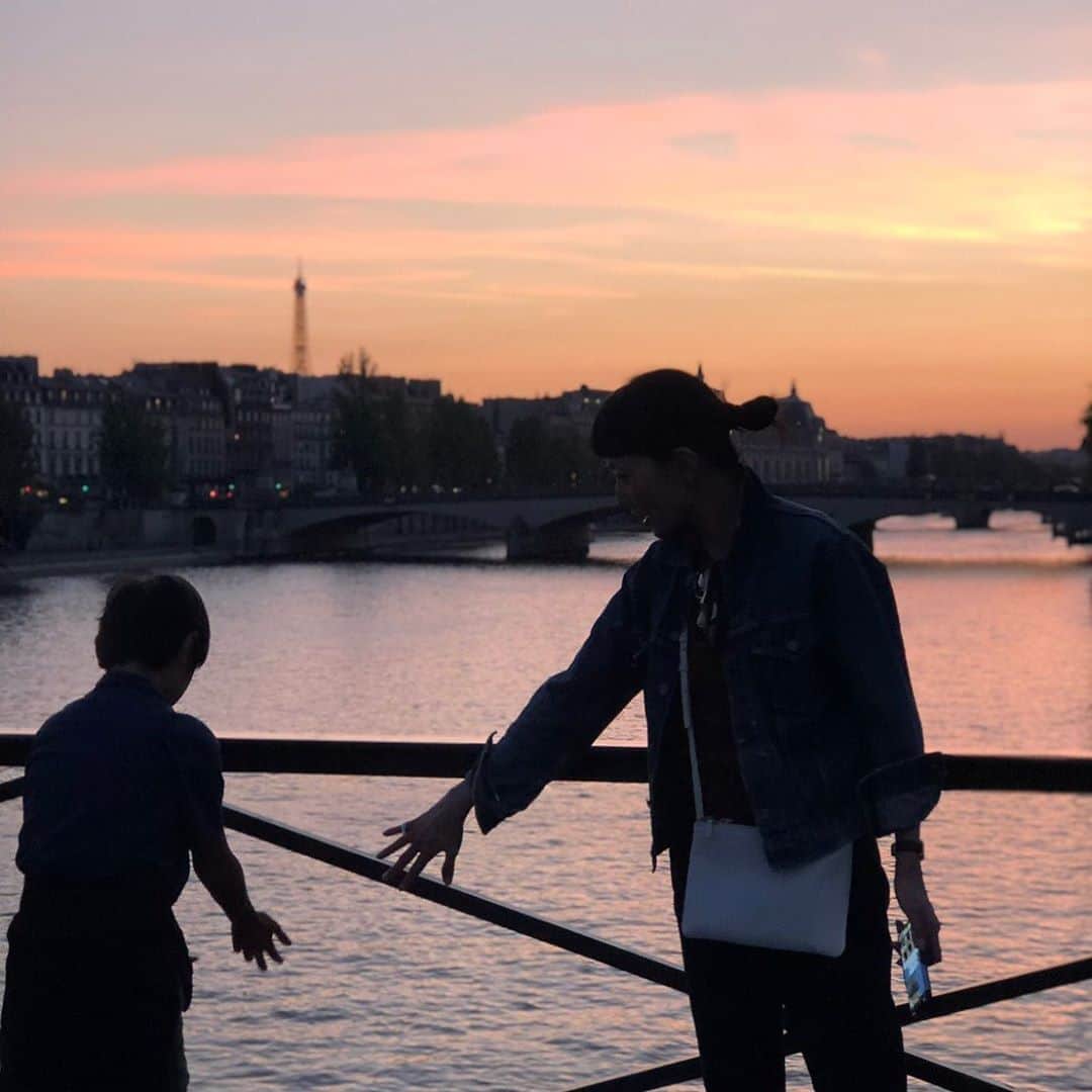 板谷由夏 さんのインスタグラム写真 - (板谷由夏 Instagram)「2年前の今日は長男の10歳記念2人旅で Parisだった。 iPhoneの粋なブッコミセンチメンタルに たまに泣かされる」9月4日 20時36分 - yukaitaya