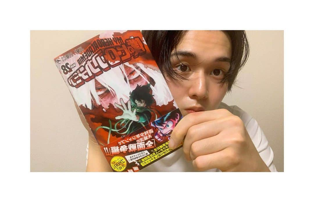 田村心さんのインスタグラム写真 - (田村心Instagram)「_﻿ 「ヒロアカ」28巻。﻿ ﻿ 大変な世の中でも﻿ 物語を描き続け届けてくださる﻿ 堀越先生、関係者の皆様に感謝です。﻿ ﻿ 一コマ一コマ﻿ 隅々までしっかり読みたいと思います。﻿ ﻿ 特に最近のヒロアカは小さーーーく﻿ 昔登場したキャラが描かれていたりするから﻿ 見逃せません。﻿ ﻿ お風呂あがりに漫画読むのって幸せですよね。﻿ そこにコーヒー牛乳とかあったら最高。﻿ まぁないんですけど。﻿ ﻿ いや、ないんかい。」9月4日 20時38分 - shin_tamura_official