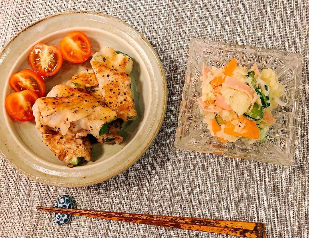 福圓美里のインスタグラム：「ピーマンのチーズ豚肉巻き よく作ります 簡単おいしい  ポテサラたまーーに食べたくなる🙂」