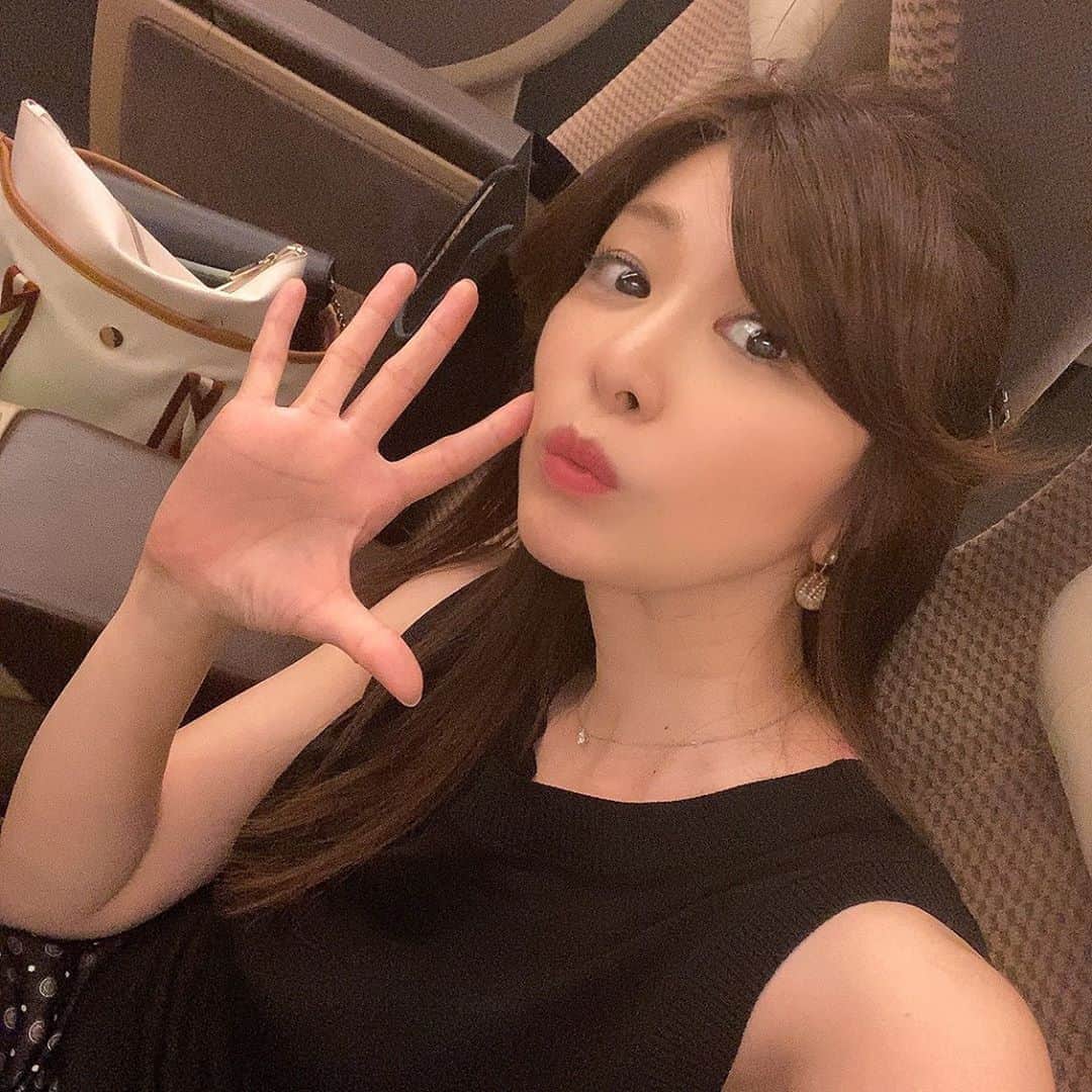 矢部美穂さんのインスタグラム写真 - (矢部美穂Instagram)「ただ今、新幹線🚅ご飯食べたら眠くなってきた💤でも、あと、1時間で到着だから微妙…💦迷う私であった‼️それにしても、グリーン車は快適です❤️#新幹線#グリーン車#快適#40代 #矢部美穂」9月4日 20時47分 - miho.yabe.0607