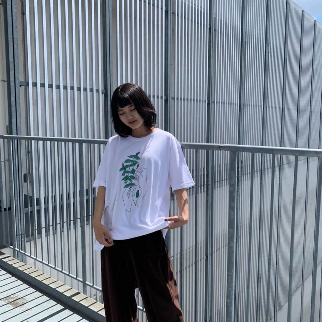 横山真夕さんのインスタグラム写真 - (横山真夕Instagram)「Tシャツユニクロでつくったーーー！！！！！！！ （これ実はわたし的に思い入れのあるデザインで、そもそも自分を表すデザインにしたいなーって思ってたんですけど、 もう2年以上働くバイト先でホーラパーと呼ばれるハーブの葉っぱをちぎる仕込み作業があって、それが好きだから描いちゃえー！と描いてしまいました、左手にはよく見ると黒い点があるけどわたしにも同じ位置にホクロがあります！ここまで読んでくれた人すごい最高大好き）  んで、 ユニクロの着こなし発見アプリ『StyleHint』でミス成蹊が選ぶおすすめスタイルが紹介されてるらしい！  いつもお世話になりまくってる #ユニクロ吉祥寺店 さまのアカウントにも、お洒落なスタイルが沢山載ってた！  是非チェック&フォローしてみて〜〜  StyleHintアカウント名はこちら↓ ミス成蹊: @missseikei ユニクロ吉祥寺店様: @uniqlo_kichijoji」9月4日 20時48分 - miss20seikei_2