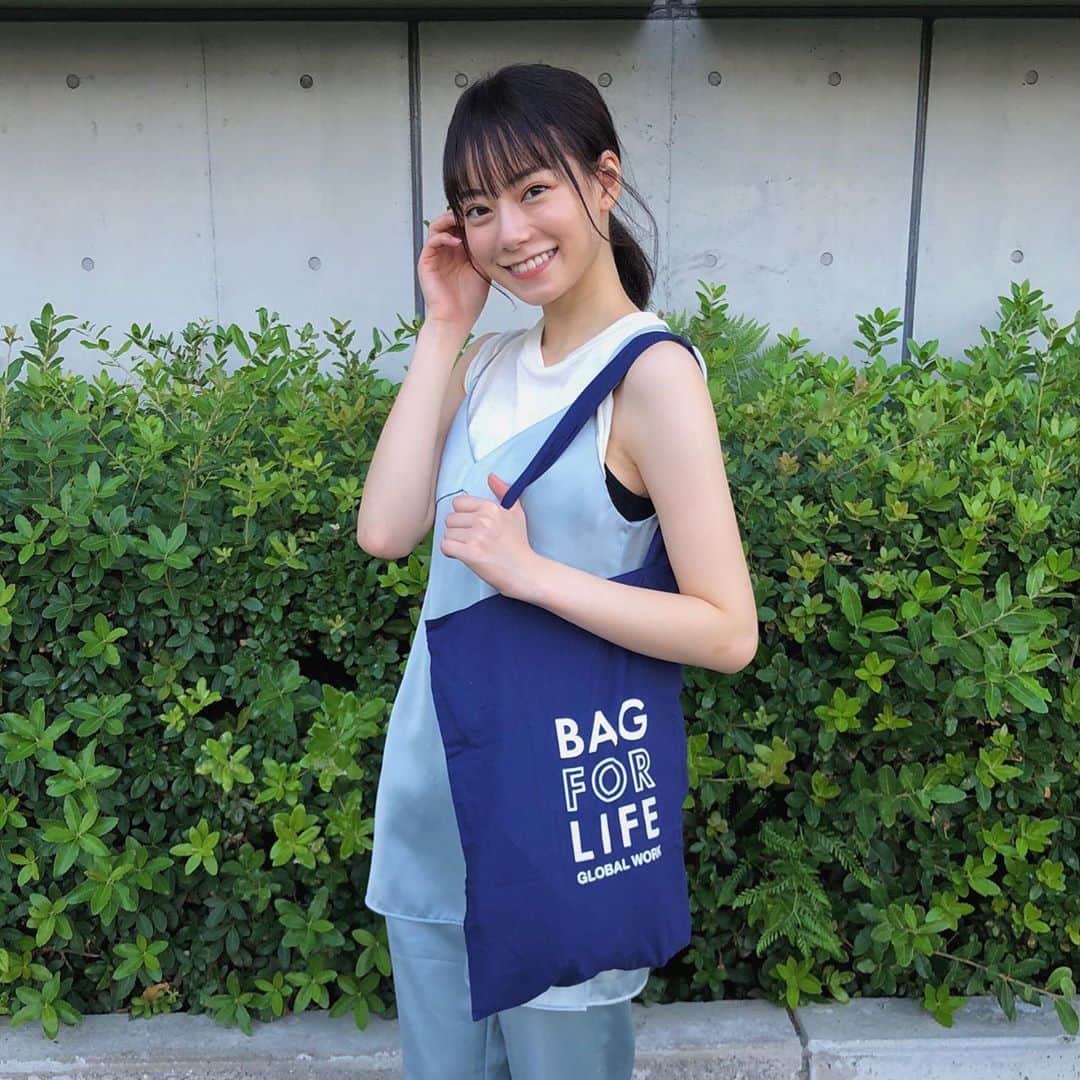 Nagomi（なごみ）さんのインスタグラム写真 - (Nagomi（なごみ）Instagram)「"What's in my bag?"﻿ 最近の鞄の中身を紹介するよ🌞﻿ 財布、リップ、アクセサリー、香水、AirPods、あとは7月からレジ袋が有料化になったから、エコバッグも持ち歩いてる！！﻿ ﻿ 明日のTGC’20A/Wの「Play!”NEO”BAG STAGE」に出演します💙﻿ このステージをみたらみんなもエコバッグを﻿ 持ちたくなるかも！！﻿ 18時30分ごろからLINE LIVEで見れるから﻿ ぜひ見てね🤞🏽🧡﻿ ﻿ ﻿ #TGC #エコバッグ #ootd #みんなで減らそうレジ袋チャレンジ #PR」9月4日 20時48分 - __nagomi32__