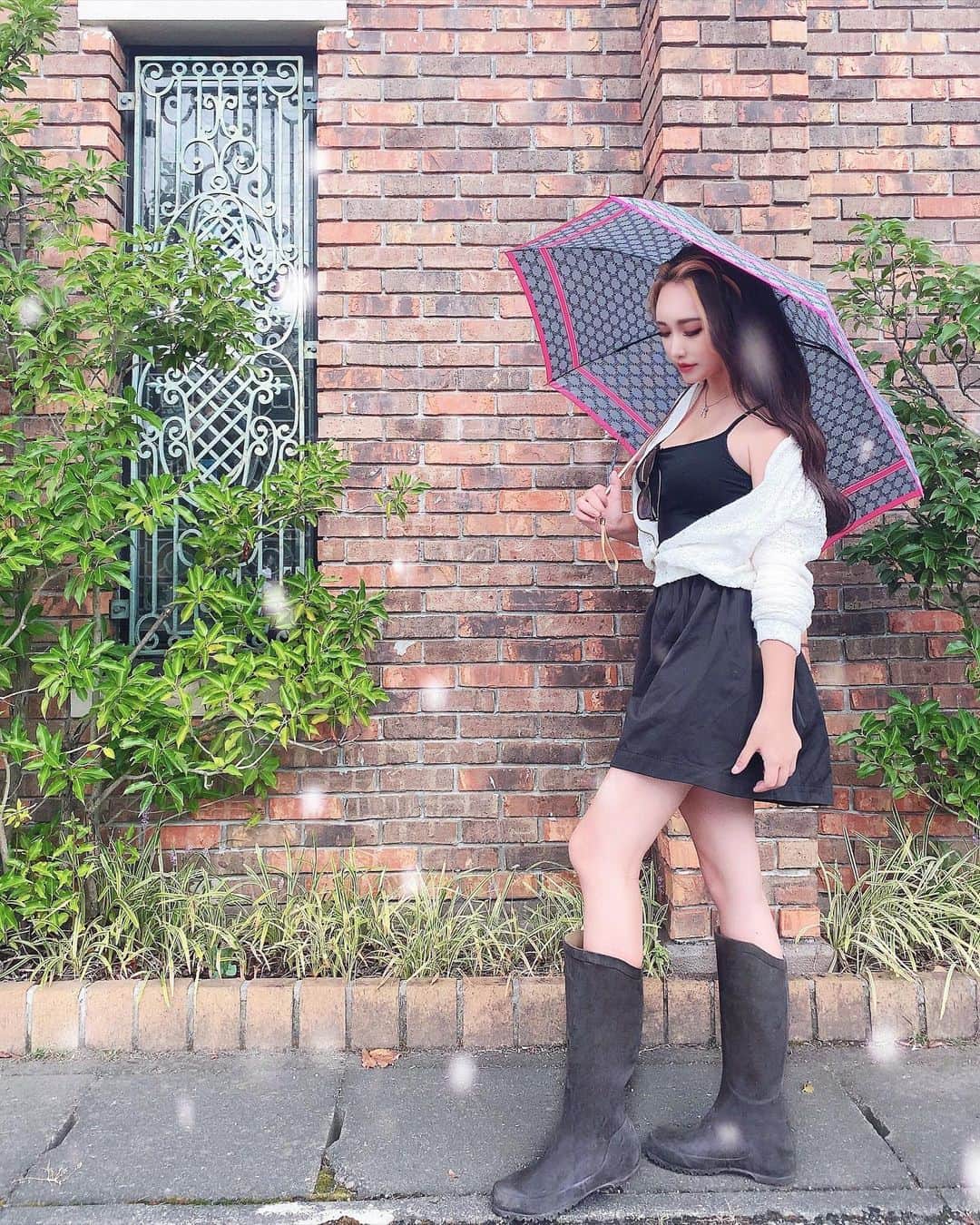 ちあきんぐのインスタグラム：「少しずつ涼しくなってきて 夏の終わりを感じるこの頃👩🏻🌾👒⚫️⚪️ 雨で憂鬱な時はお気に入りの傘やレインブーツで 少し気分を上げてみる⤴︎⤴︎⤴︎☔️🖤🤍 ・ レインブーツは美脚に見えるかが1番✌🏻 @rubberboots_official  @bousai_official  ・ 雨の日#長靴#レインブーツ#outfit#モノトーン」