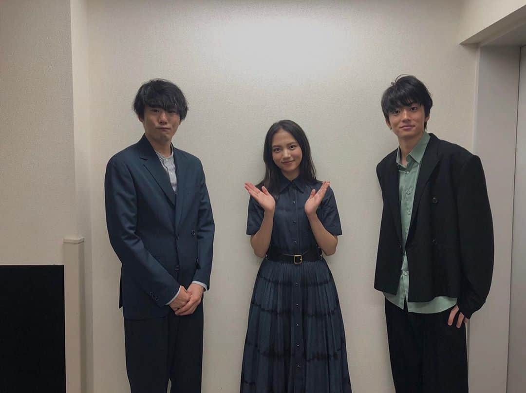 藤井道人のインスタグラム：「「宇宙でいちばんあかるい屋根」 無事、初日舞台挨拶が終了致しました。 観てくれた皆さまありがとうございます！ここからスタートです！ 週末、是非劇場でご覧ください。 何卒、宜しくお願い致します☺︎   #宇宙でいちばんあかるい屋根 #清原果耶 #伊藤健太郎 #桃井かおり」