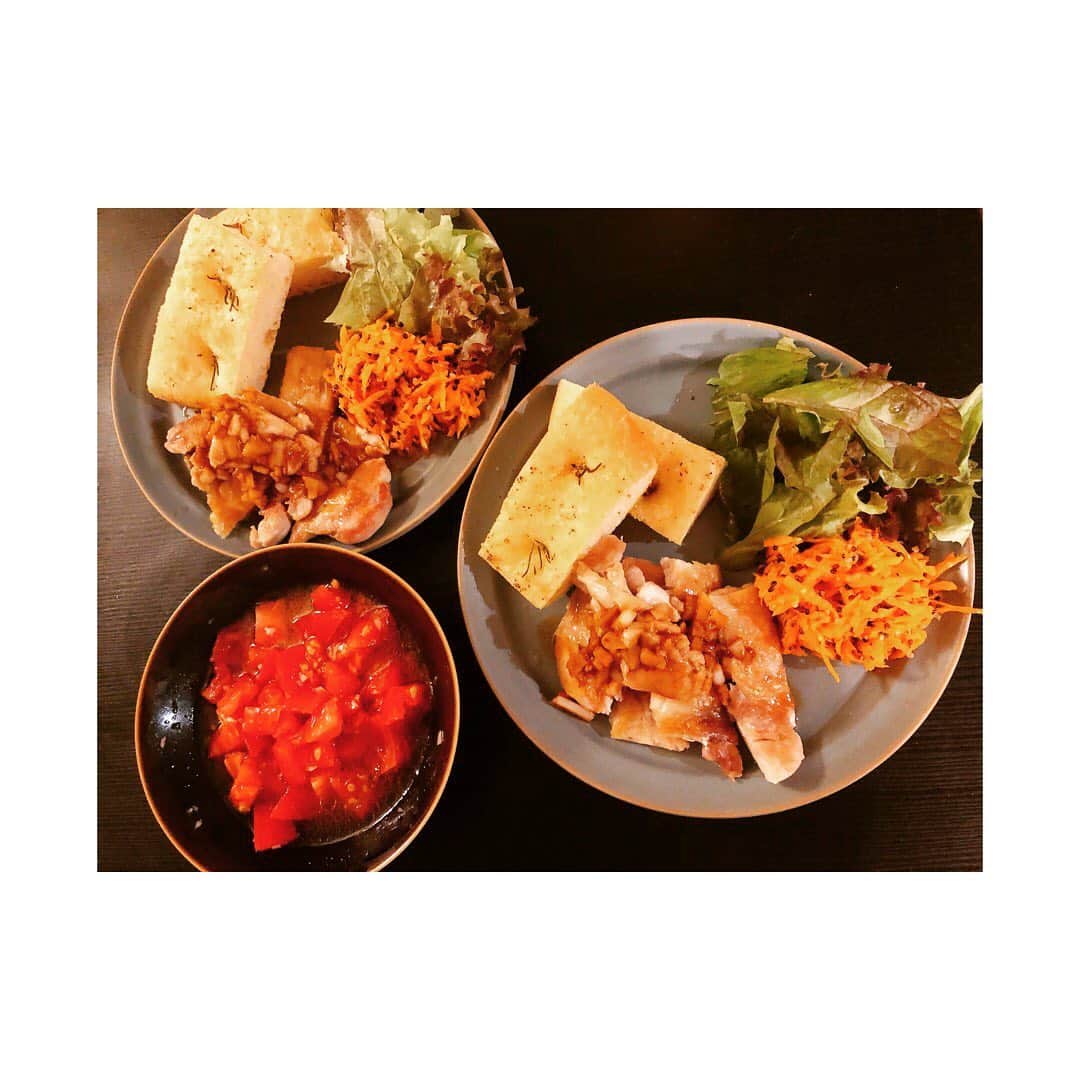 小森真理子さんのインスタグラム写真 - (小森真理子Instagram)「焼き立てフォカッチャのお供は :人参とキヌアのサラダ :チキンガーリックソテー :ブルスケッタの上にのせるトマトのやつ(正式名称なんていうんですか) 美味しくできた🤤 ごちそうさまでした。  #小森さんちの今日のごはん」9月4日 21時01分 - mariko_hiki_komori