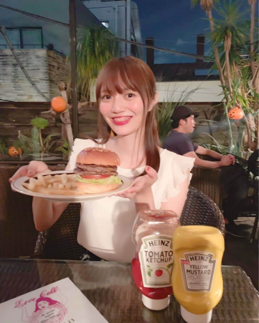 藤原美歩のインスタグラム：「もう2年前のミスコンの時にまほとご飯行った時の写真📸 . 懐かしい〜！！！ . この時と比べてやっぱり太ったなーって最近思っていてダイエット中です！ 100日後に痩せる私を期待しててください😂 . . . . .  #サロンモデル #サロモ #サロン撮影 #作品撮り #前髪パーマ #ヘアアレンジ #撮影モデル #撮影データ #ヘアアレンジ動画 #スタイリング #スタイリング動画#カフェ巡り好きな人と繋がりたい #カフェ巡り#カフェ好きな人と繋がりたい #表参道カフェ #表参道カフェ巡り #読書好きな人と繋がりたい #読書好き #原宿カフェ巡り #過去pic #表参道 #表参道グルメ #ハンバーガー巡り #ハンバーガー部 #ハンバーガー好きな人と繋がりたい #原宿グルメ #原宿ランチ #原宿カフェ巡り」