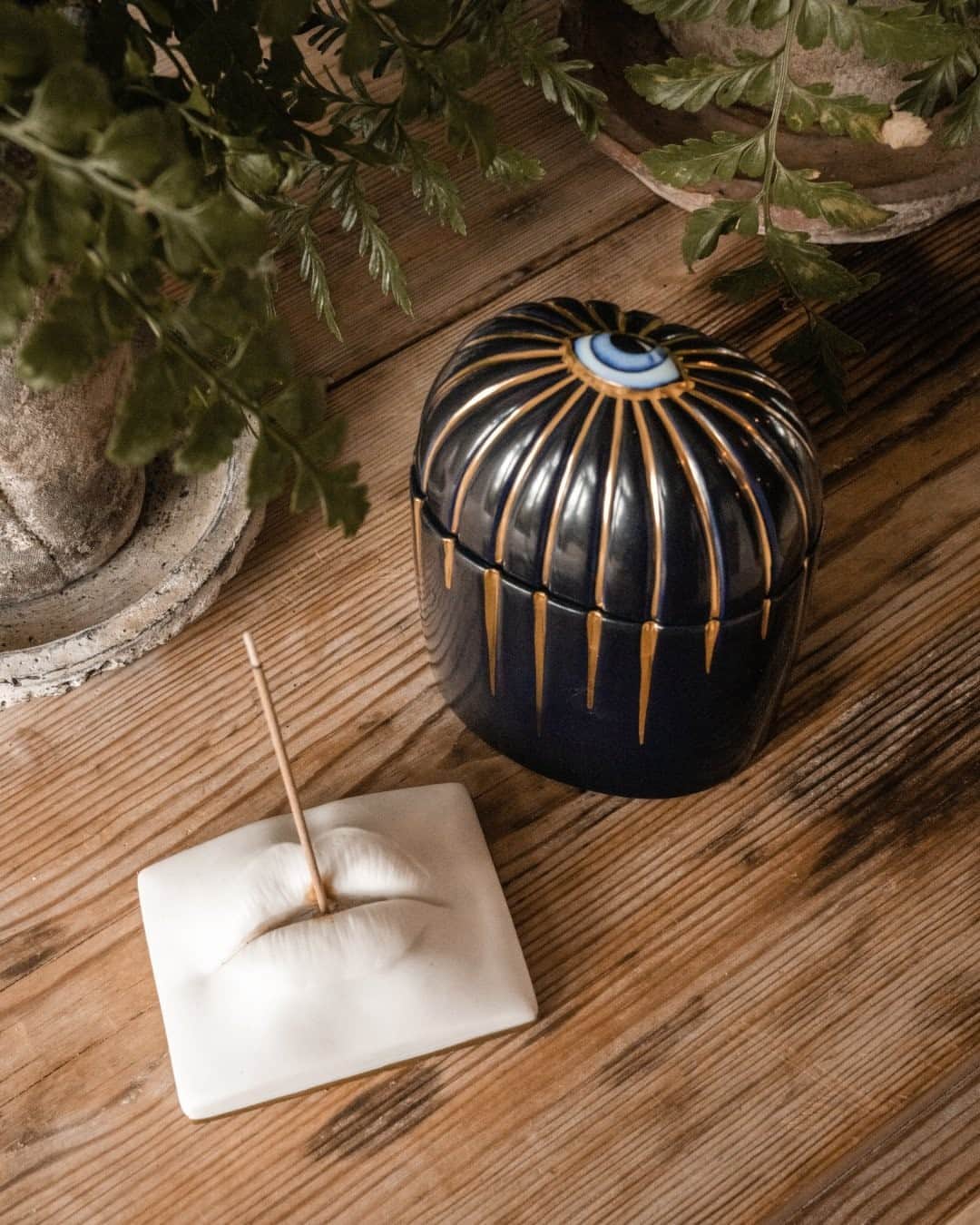 のインスタグラム：「@lobjet describes its homeware as "functional works of art" - each piece is made entirely by hand using generations-old techniques. This 'Oh Mon Dieu' incense holder—which is new to us—is cast from white porcelain to resemble a pair of pursed lips. The accompanying presentation box makes it a great housewarming gift. Pucker up 👄 #MRPORTERatHome」
