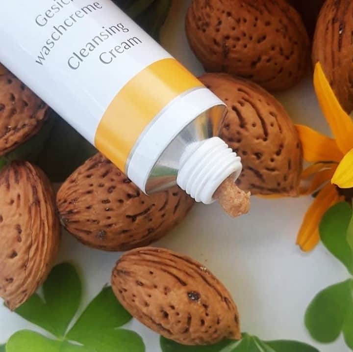 Dr. Hauschka Japan ドクターハウシュカのインスタグラム：「夏の紫外線を浴びたお肌はお疲れ気味で、⁠ ターンオーバーの乱れにより、角質などがたまって⁠ しまいがちです。クレンズクリームは角質＆老廃物をオフしながら、しっかりとお肌のバランスを整えてくれます。⁠ .⁠ .⁠ アーモンドとハーブをペースト状の洗顔料は、⁠ 洗いあがりはまるでスキンケアをした後のよう。⁠ お肌がふっくら＆しっとりと保たれます。⁠ .⁠ .⁠ 肌が揺らぎがちでお肌の調子が優れない、⁠ 使っているスキンケアがあわない&敏感肌など⁠ お肌状態を落ちつかせたい方におすすめしたい製品です。⁠ .⁠ .⁠ #ドクターハウシュカ#Drハウシュカ#オーガニックコスメ#敏感肌#敏感肌スキンケア#敏感肌でも安心#敏感肌でも使える#敏感肌用#敏感肌コスメ#オーガニック#オーガニックコスメ好きな人と繋がりたい#オーガニック好きな人と繋がりたい#オーガニック化粧品#オーガニックスキンケア#オーガニック女子#オーガニックライフ#ナチュラルコスメ#ナチュラルな暮らし#丁寧な暮らし#スキンケア難民#スキンケア大事#スキンケア#スキンケア好きさんと繋がりたい#サステナブル#ドイツコスメ#海外コスメ#毛穴#角質#洗顔#界面活性剤フリー」