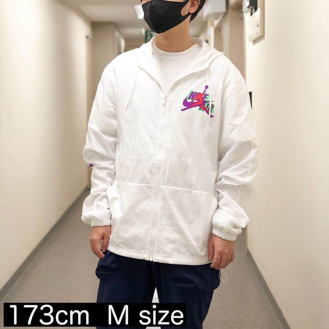 のインスタグラム：「.﻿ 秋冬物入ってきてます…♡﻿ ﻿ ウインドブレーカーは持ってたらかなり使えるアイテム！﻿ ホワイトカラーはなににでも合わせやすいし、暗くなりがちな秋冬ファッションのポイントになりそう🤍﻿ ﻿ 173cmのスタッフがSとM着てみました！﻿ やはりSだとぴったり目な感じ&着丈が短めに感じたようで﻿ Mの方がいいなーってことでした😬﻿ ﻿ ﻿ #nba #nba好き #ジョーダン #スラムダンク #slamdunk #ストリートファッション #スラダン #セレクション新宿 #セレクション大阪 #ラストダンス #lastdance #nba好きと繋がりたい #マイケルジョーダン #灌籃高手 #michaeljordan #ナイキコーデ #ナイキ」